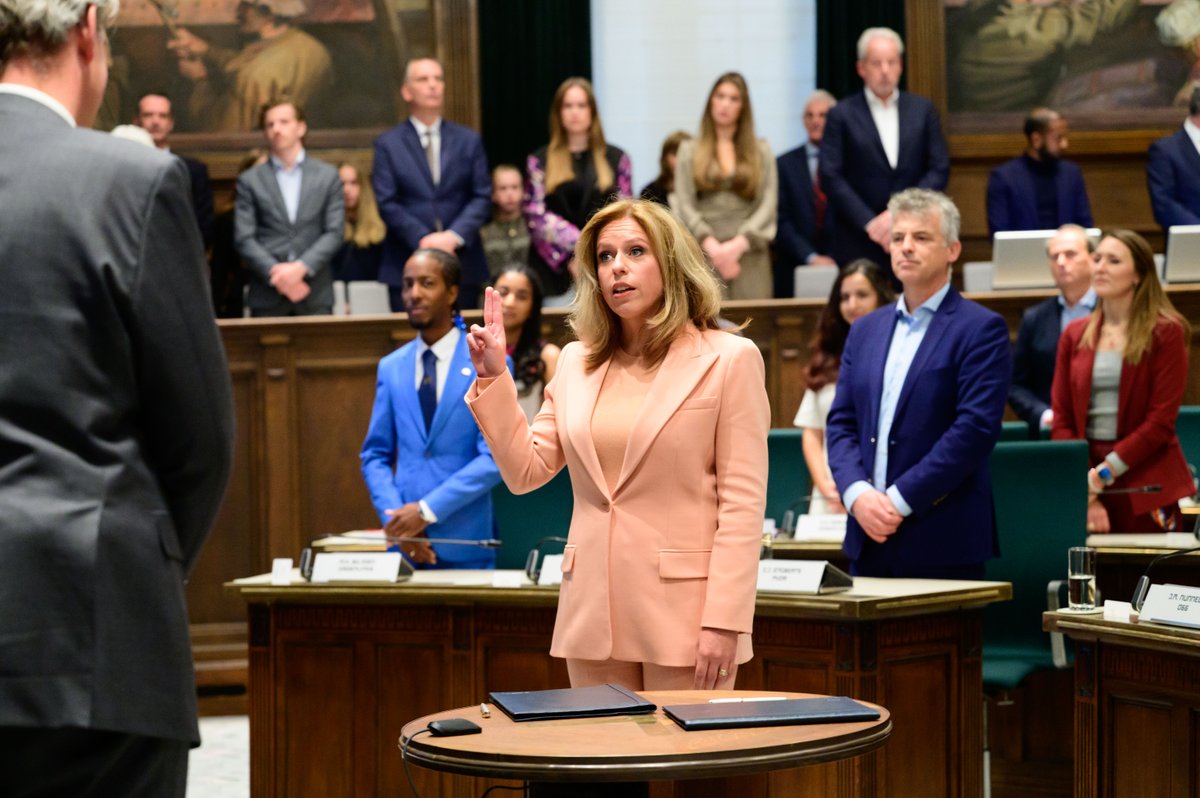 ‘Het is een grote eer hier voor u te staan als burgemeester’ 💚

Carola Schouten is beëdigd als burgemeester van Rotterdam. Dit gebeurde tijdens een buitengewone gemeenteraadsvergadering.

🔗Lees meer: rotterdam.nl/carola-schoute…

📸: Hans Tak en Frank de Roo