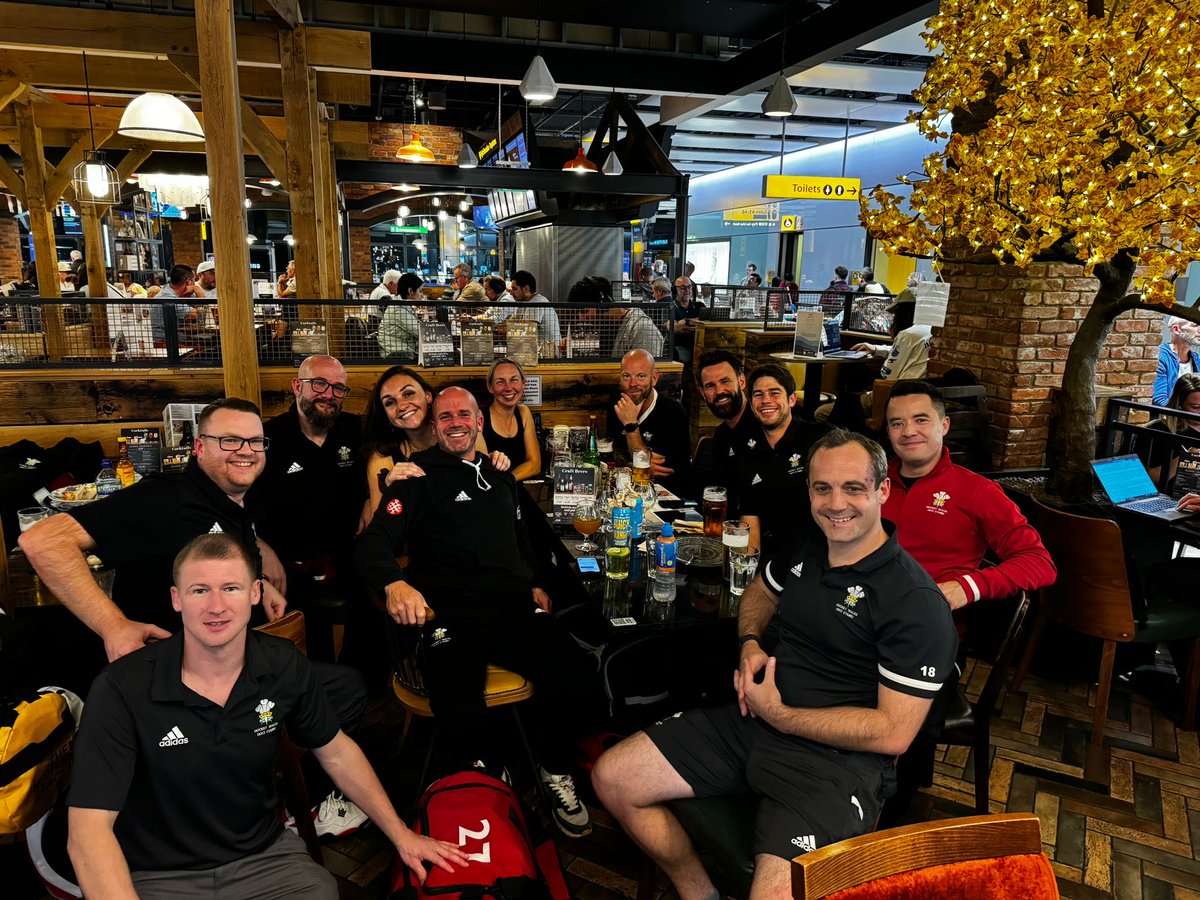 ⁦<a href="/HockeyWales/">Hoci Cymru</a>⁩ o35 masters men en route to the 🇿🇦🌏🏆 let’s go 🙌