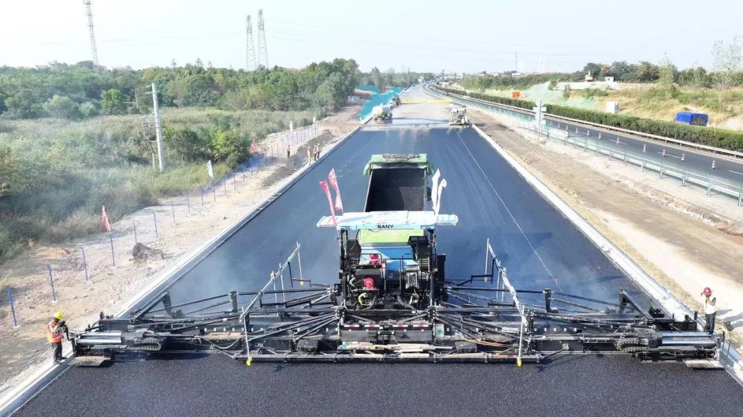 ArchieIntel's tweet photo. WOW! 🇨🇳 🤖 

China just resurfaced an entire 158km highway using only drones and robots —  ZERO construction workers.

It’s over… 😅 😭 https://t.co/cxZFthbyqe