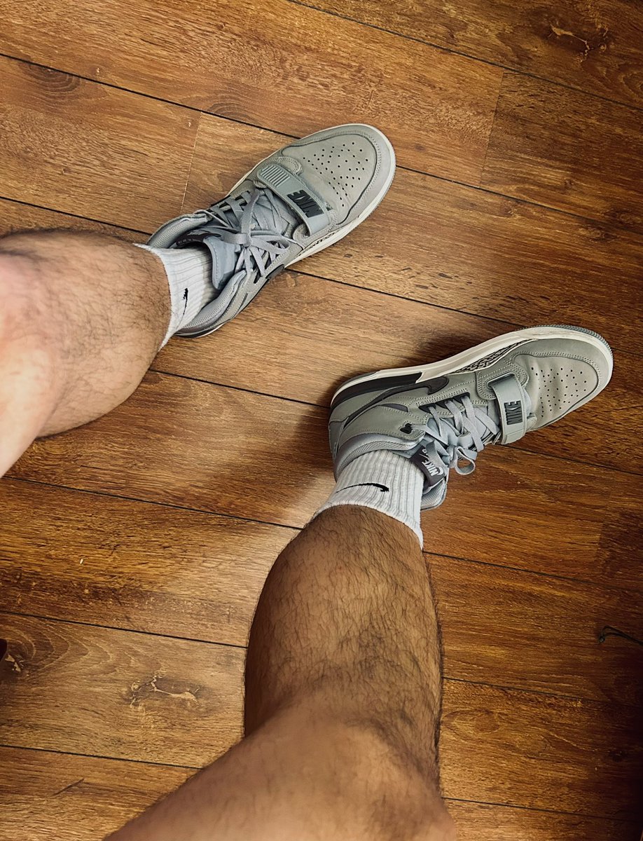 PapaGeno0830's tweet photo. 灰水泥，白袜绝配！👟
#aj #白袜 #球鞋 #socks #gay #leg https://t.co/2oHB3WawV9