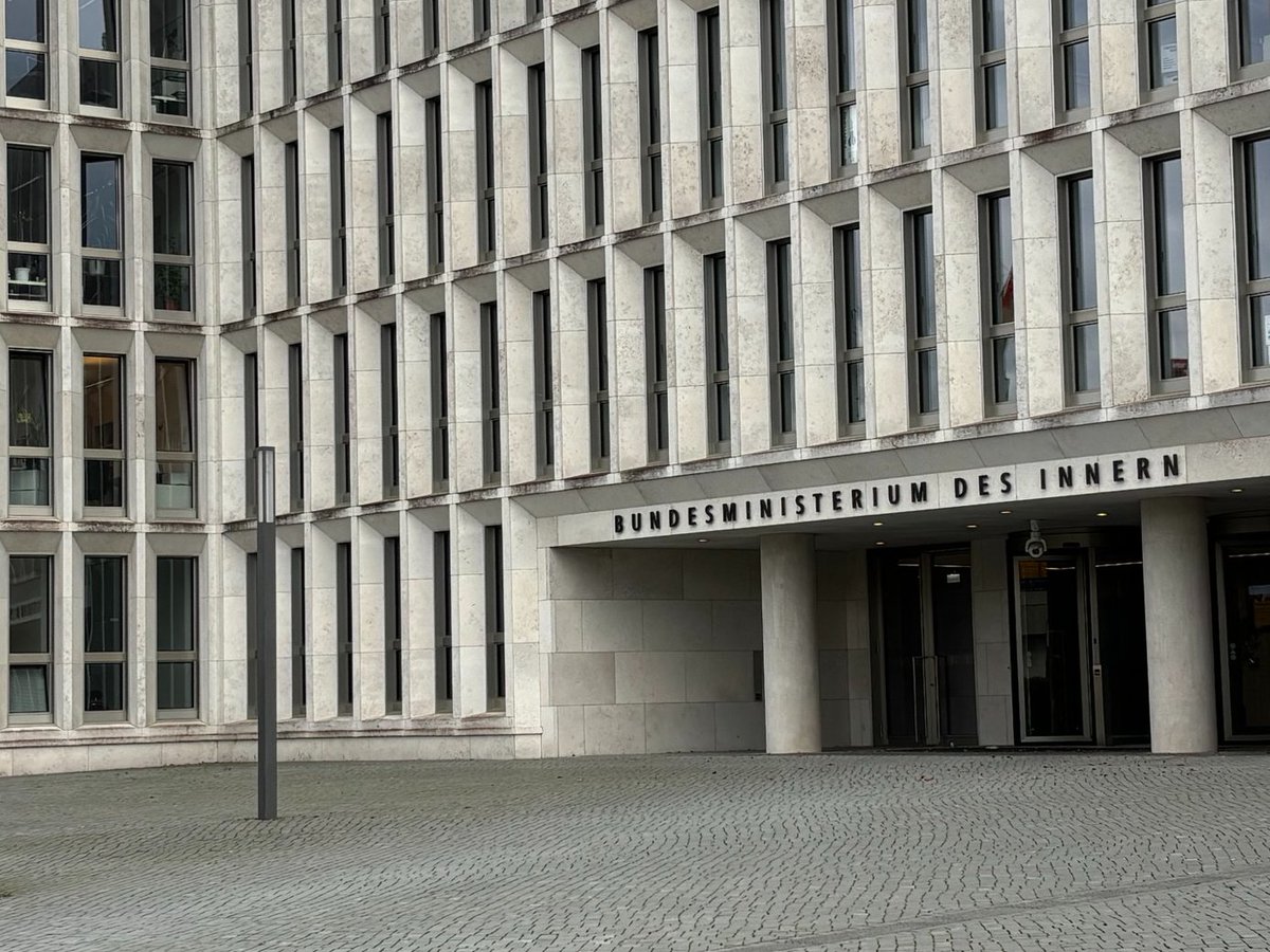 IbrahimKoeran's tweet photo. Der #D21 #GovTalk in diesem Jahr im @BMI_Bund mit den Ergebnissen des eGovernment MONITOR - bei vorsichtigem Optimismus: es muss nun mit der #Digitalisierung deutlich schneller gehen! Prof. Krcmar @TU_Muenchen und weitere Speaker wie @cio_bund appellieren für gemeinsamen #Turbo. https://t.co/11kzVXhuyo