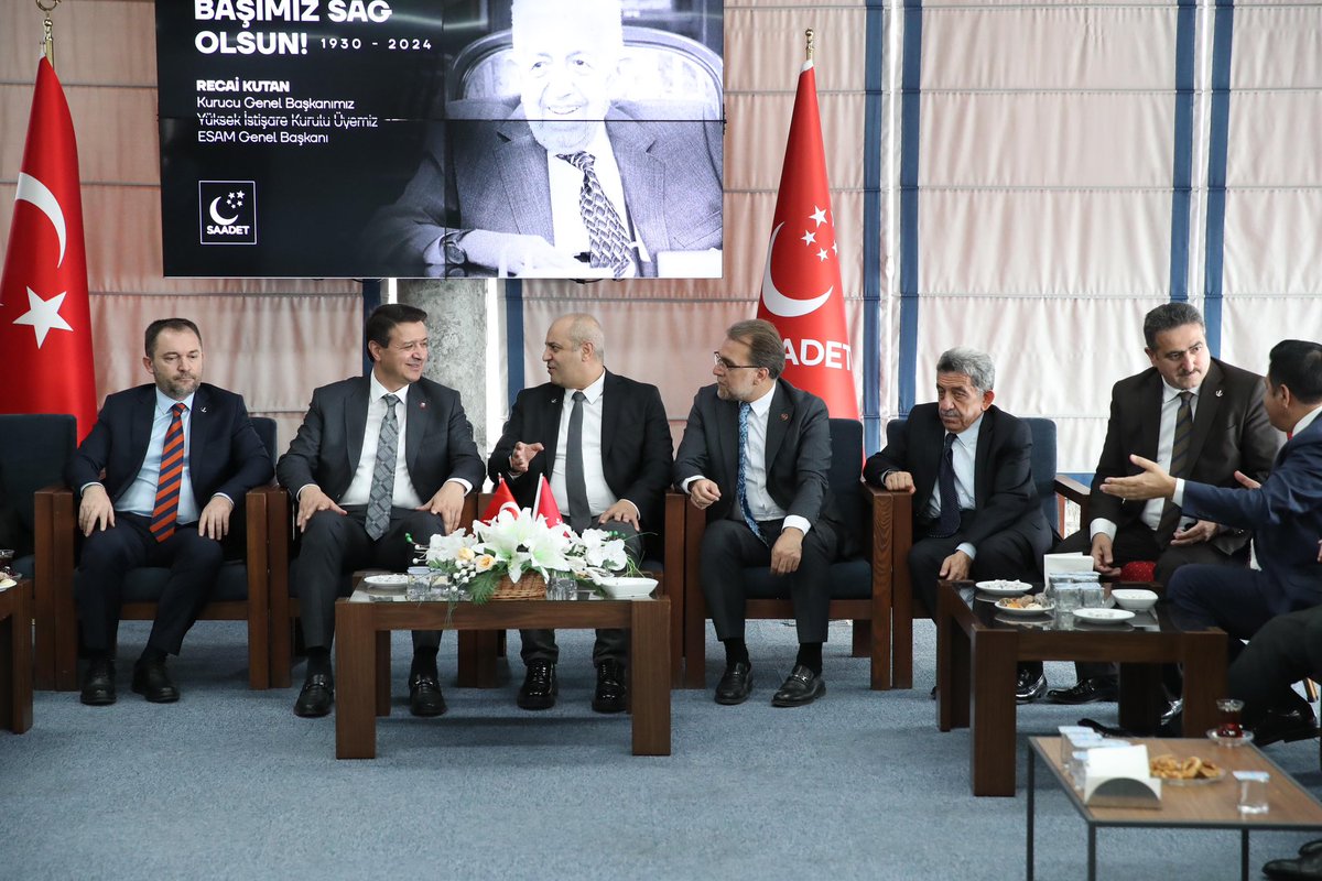 Muhterem büyüğümüz Recai Kutan Beyefendi’nin vefatı nedeniyle,Saadet Partisi Genel Merkezi’nde taziye ziyaretinde bulunduk.Milli Görüş camiamıza başsağlığı dileklerimizi sunarken, Kıymetli Büyüğümüze Allah’ım rahmet eylesin,
Mekanı cennet olsun inşallah 🤲🏻👍🏻