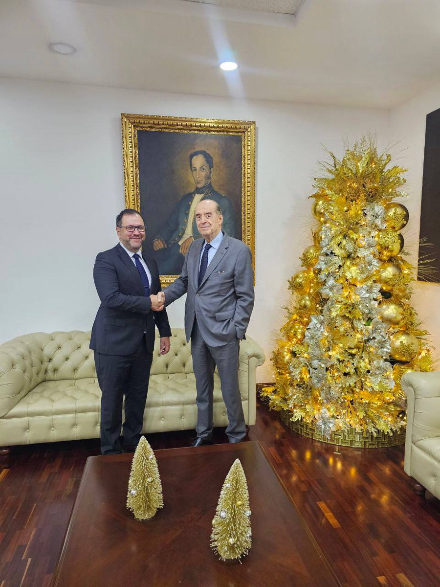EmbaVECuba's tweet image. #EsNoticia El Canciller Yván Gil informó que hoy tuvo el placer de recibir a un amigo de Venezuela, desde la hermana Colombia, el Dr. Álvaro Leyva Durán, Ex-Canciller colombiano, con quien realizó una reunión muy amigable repasando temas sobre la geopolítica regional.