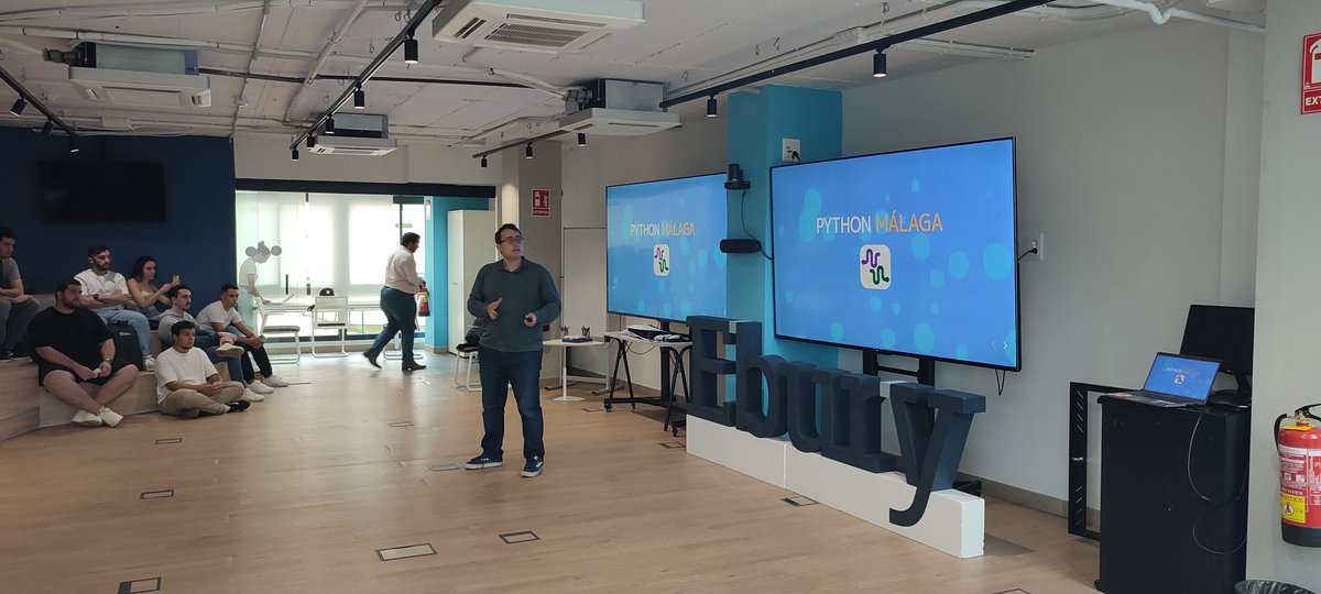 ¡Empezamos el evento conjunto con <a href="/AngularMalaga/">Angular Málaga</a> de la mano de <a href="/nekmocom/">Nekmo</a> y su charla de Angular y Django!