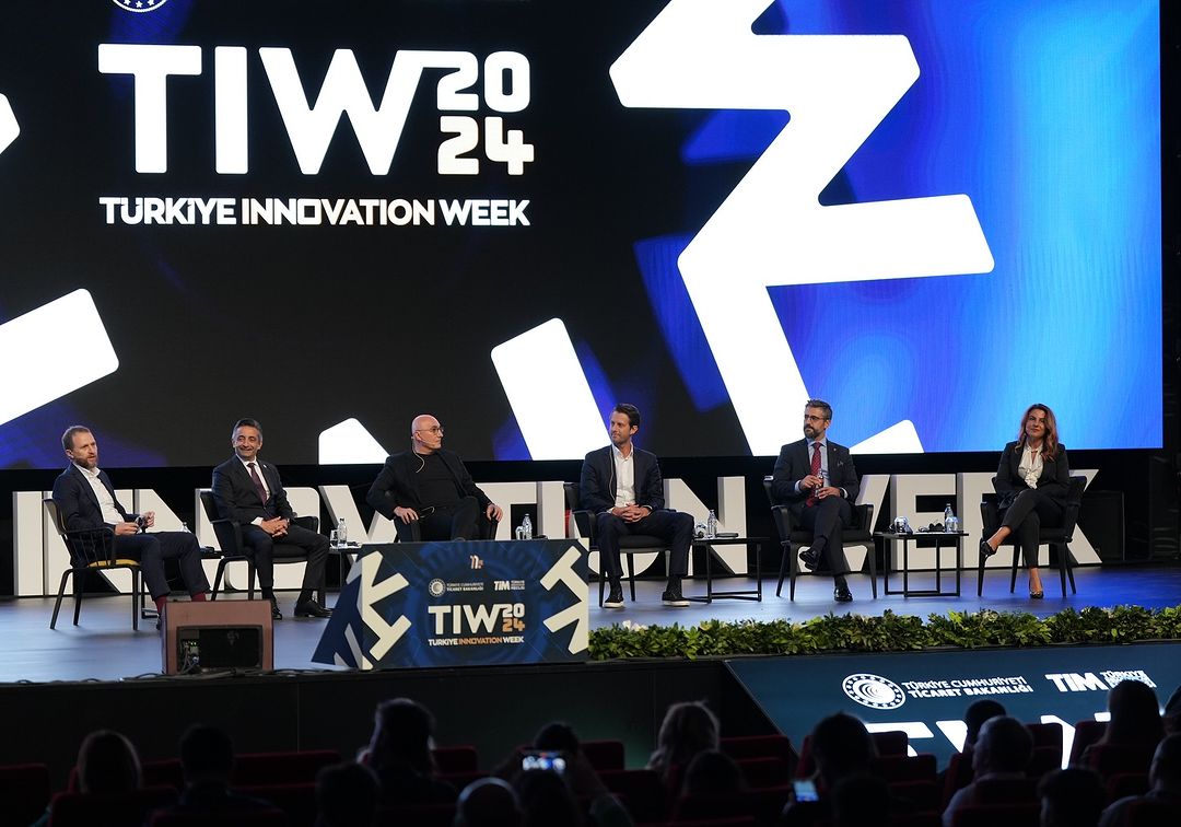 innovationTR_'s tweet image. Türkiye Innovation Week, ilk günün ikinci yarısında da hiç hız kaybetmeden devam etti. Ana sahnede gerçekleşen 3 panelde inovasyon ekosisteminin önde gelen yerli ve yabancı isimlerini ağırladık.

#TIW2024 #OutOfTheBox