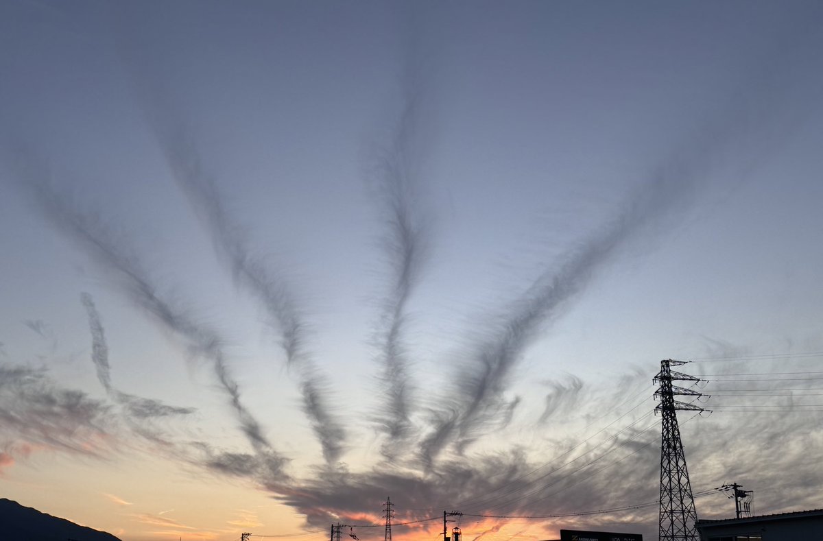 25chanyo's tweet photo. #今日の夕焼け   ☁️☁️ https://t.co/I9lfUh0FhK