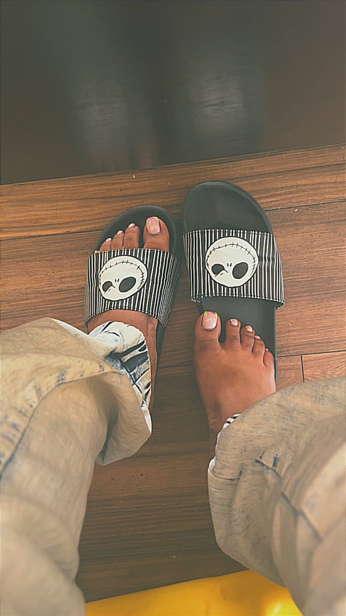 jinsu_day's tweet photo. Lol oh nothing just practicing how to be a foot & hand model #feet_pic #feet #handpic https://t.co/vQim6Vv84m