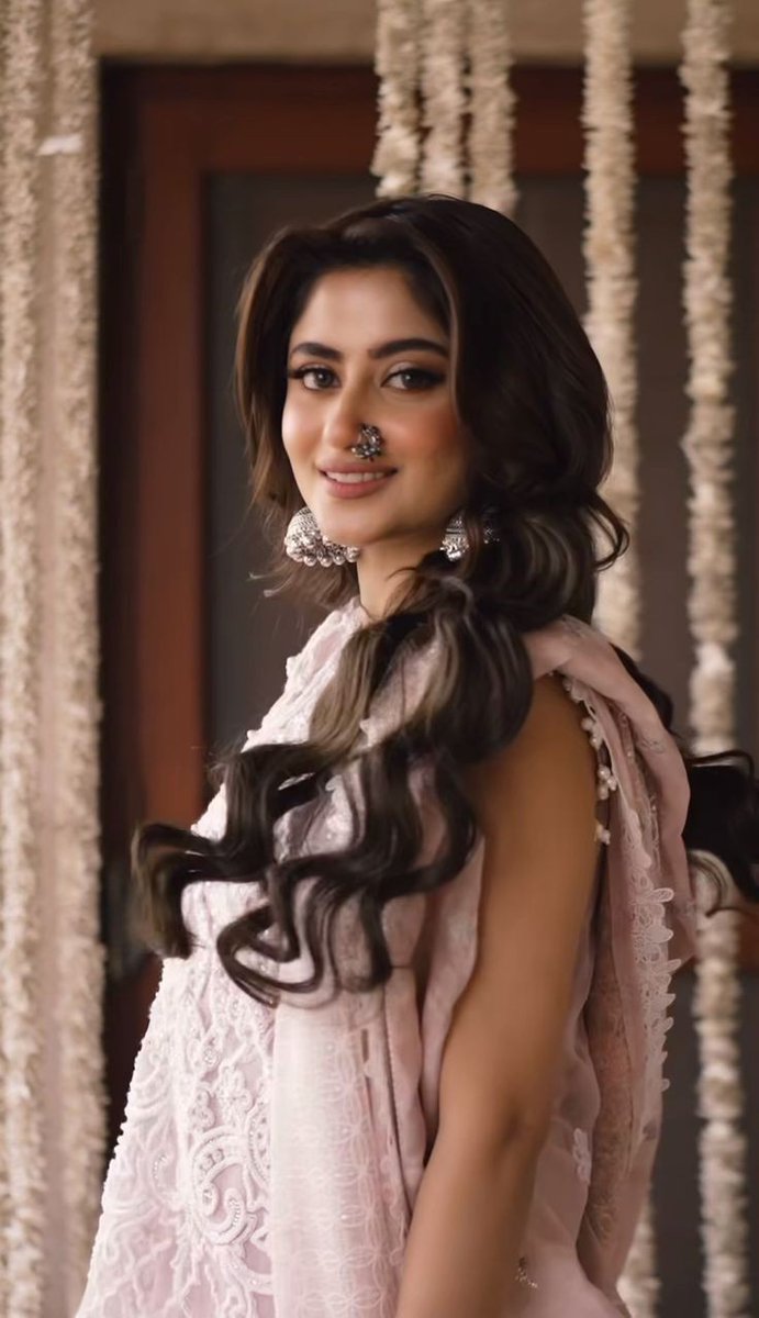 tumnazarmeiraho's tweet photo. sajal aly is literally an art. https://t.co/JSFujzKwsM
