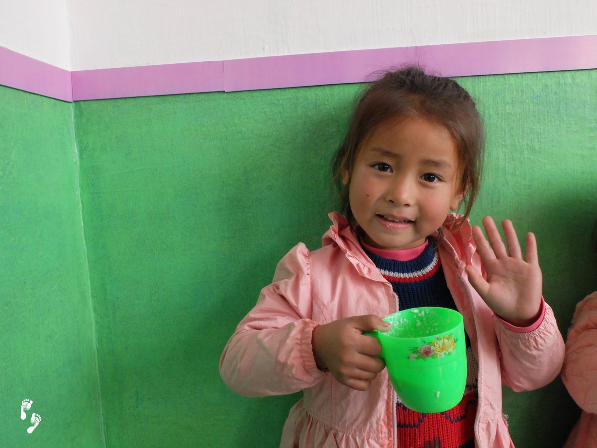 Delicious soymilk creating smiles at Sinmiri Daycare!

신미리 탁아소의 맛있는 콩우유 급식이 어린이들의 환한 미소를 만들어 주네요!