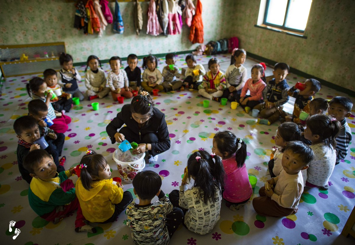 Snack time is the best time! A delicious snack, paired with a warm cup of soymilk, makes the perfect duo for children in North Korea.

간식 시간이 제일 좋은 시간이지요! 맛있는 간식과 함께 마시는 따뜻한 콩우유는 북한 어린이들에게 완벽한 짝궁이 됩니다.