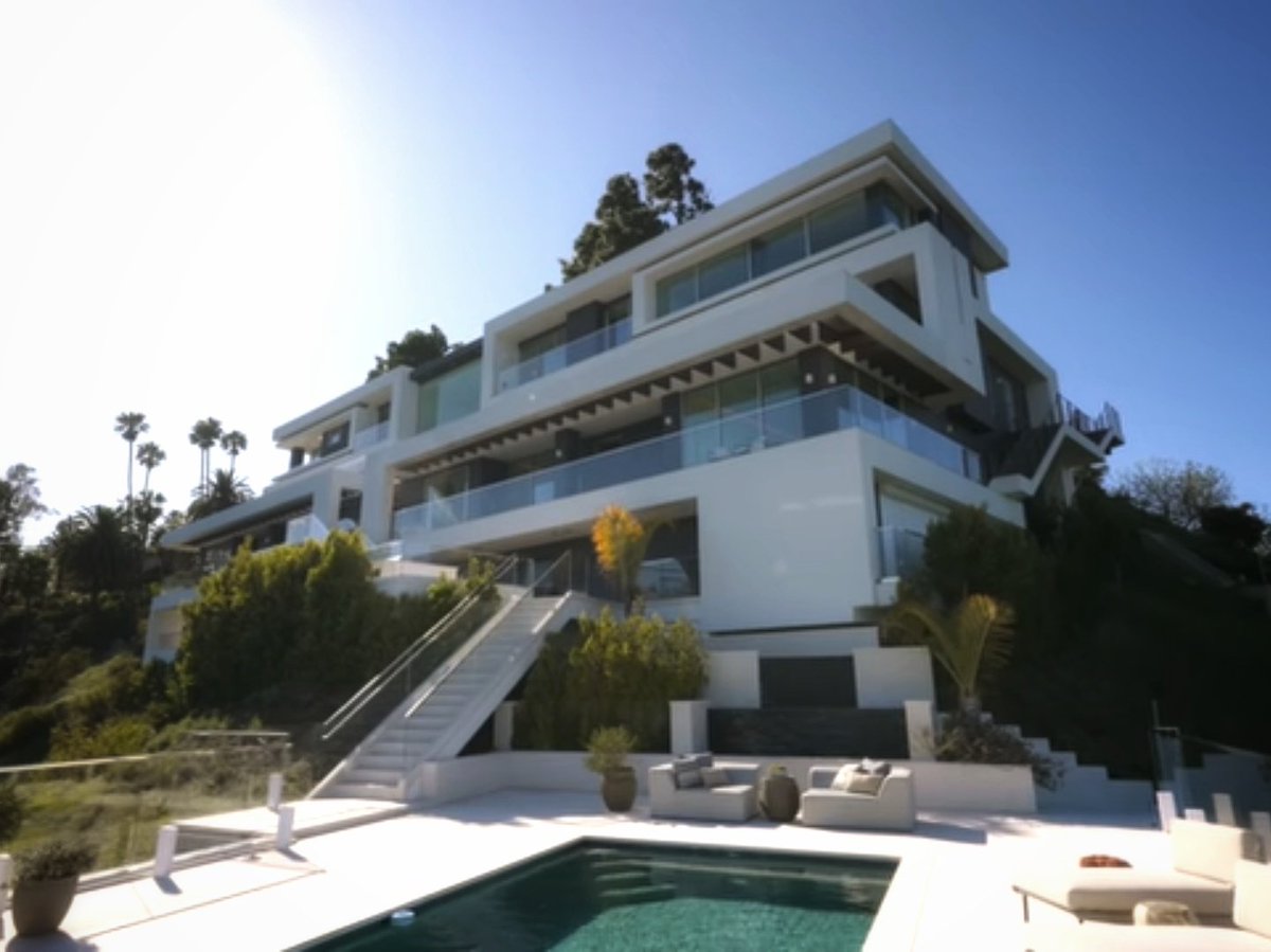 nairobikenyans's tweet image. The day I build a house like this, I’ll stop chasing money. Until then, it’s all about securing the bag. 💰