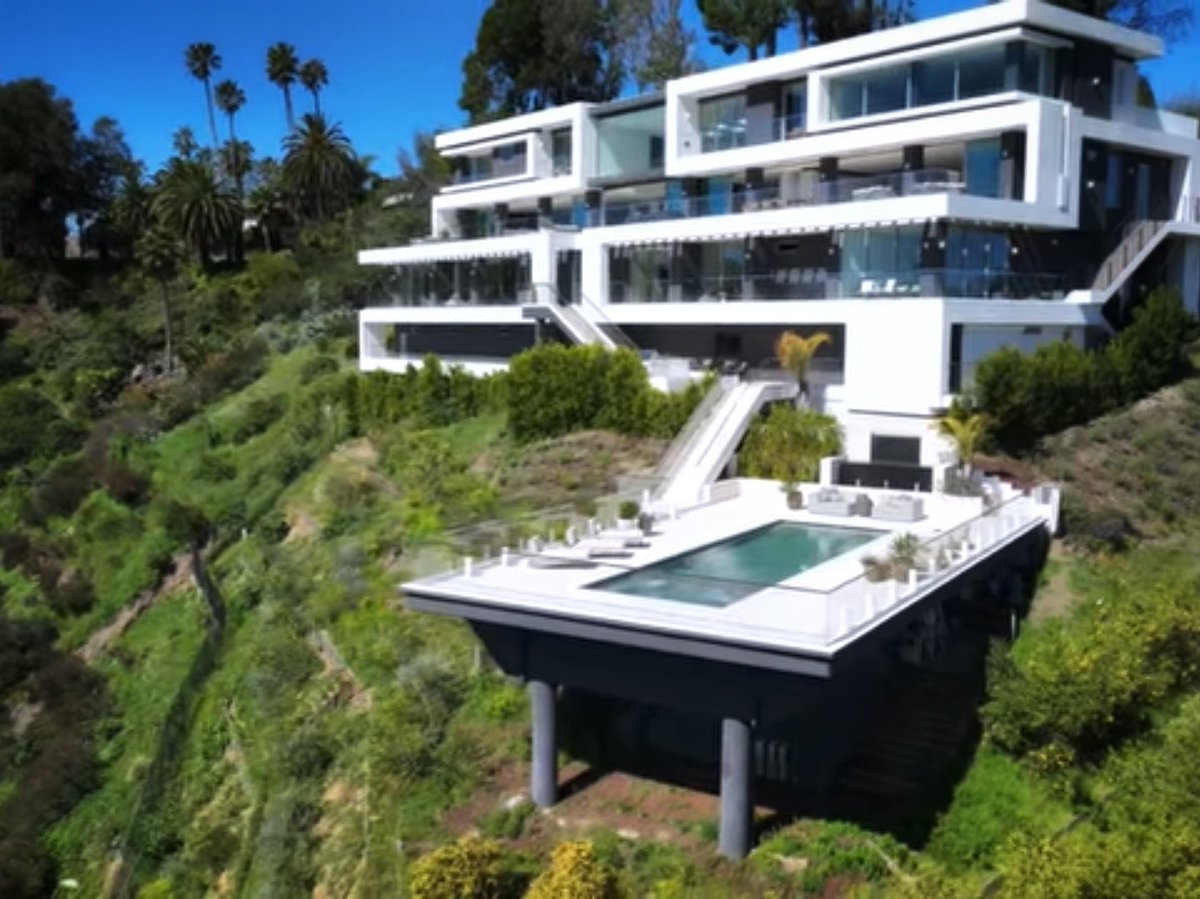 nairobikenyans's tweet image. The day I build a house like this, I’ll stop chasing money. Until then, it’s all about securing the bag. 💰