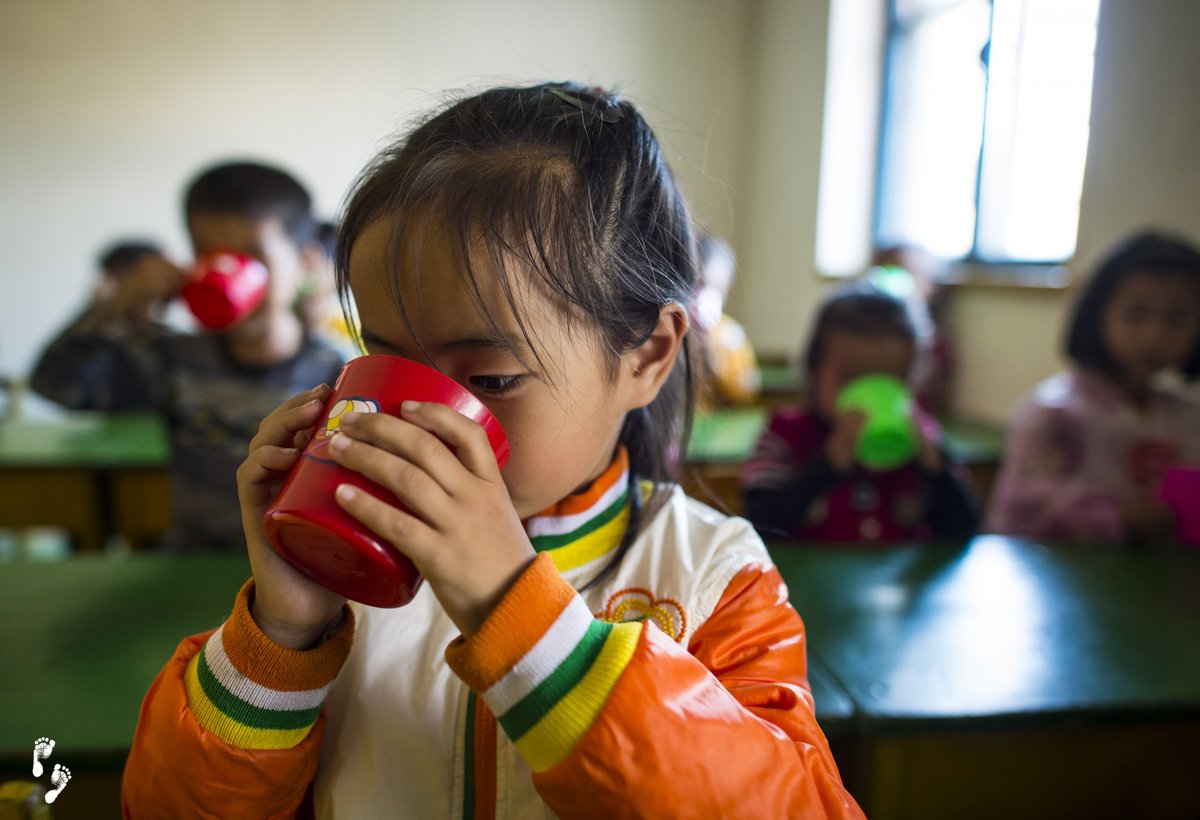 Starting the day right with a nutrient-packed cup of soymilk, providing energy to power through the day!

하루에 필요한 에너지를 공급하는 콩우유 한잔으로 어린이들의 힘찬 하루가 시작되지요!