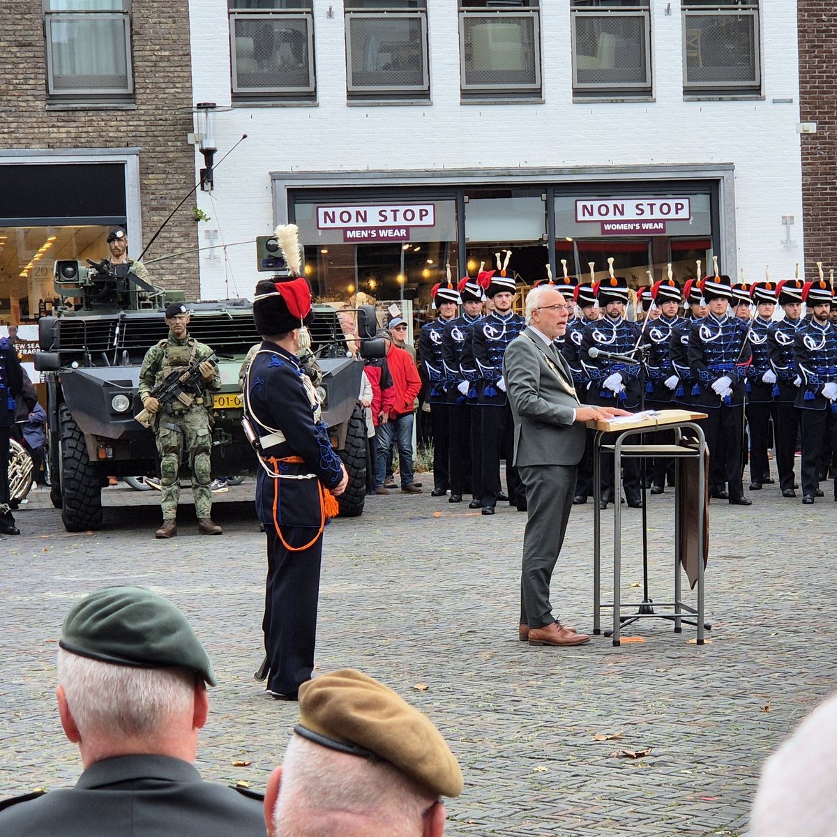 Vanmiddag mocht ik bij de indrukwekkende beëdiging van militairen van het regiment Huzaren van Boreel van de <a href="/landmacht/">Koninklijke Landmacht</a> zijn, midden in het Woerdense centrum.

Vrede, veiligheid en democratie zijn niet vanzelfsprekend. Ze worden dag in, dag uit door onze militairen verdedigd. Een