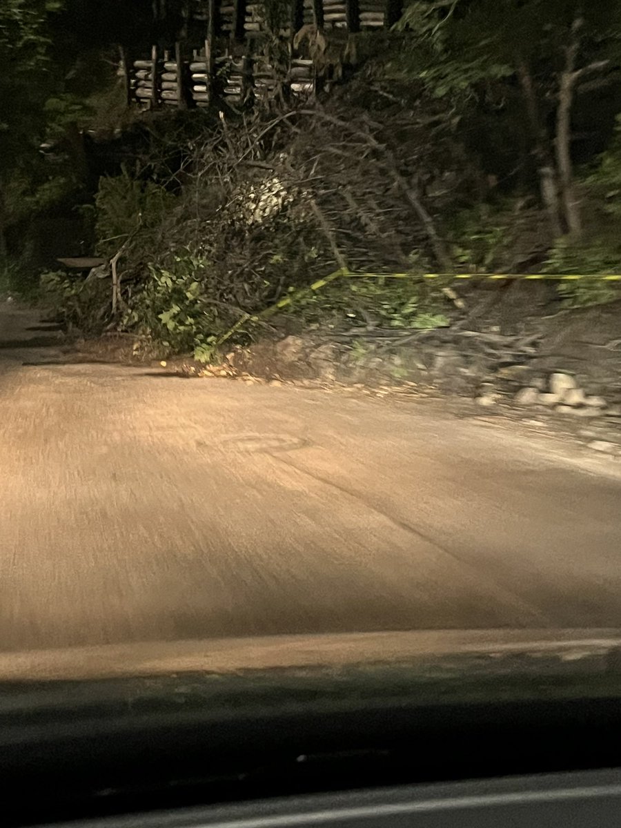 Cpc124's tweet photo. @AlcaldiaMHmx gracias a su desastre en Ahuehuetes, me lleve mi espejo! 
Eso lleva más de un mes así y nadie va a recogerlo! 😡 https://t.co/UUsAimy4Xn