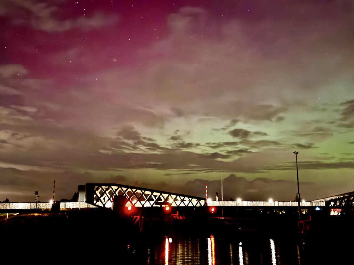 MarkRedmeyer's tweet photo. Weer genoten van het #noorderlicht in #Winschoten bij de #PieterSmitBrug @weeronline @NLWeerFoto https://t.co/MA5vzk40Om