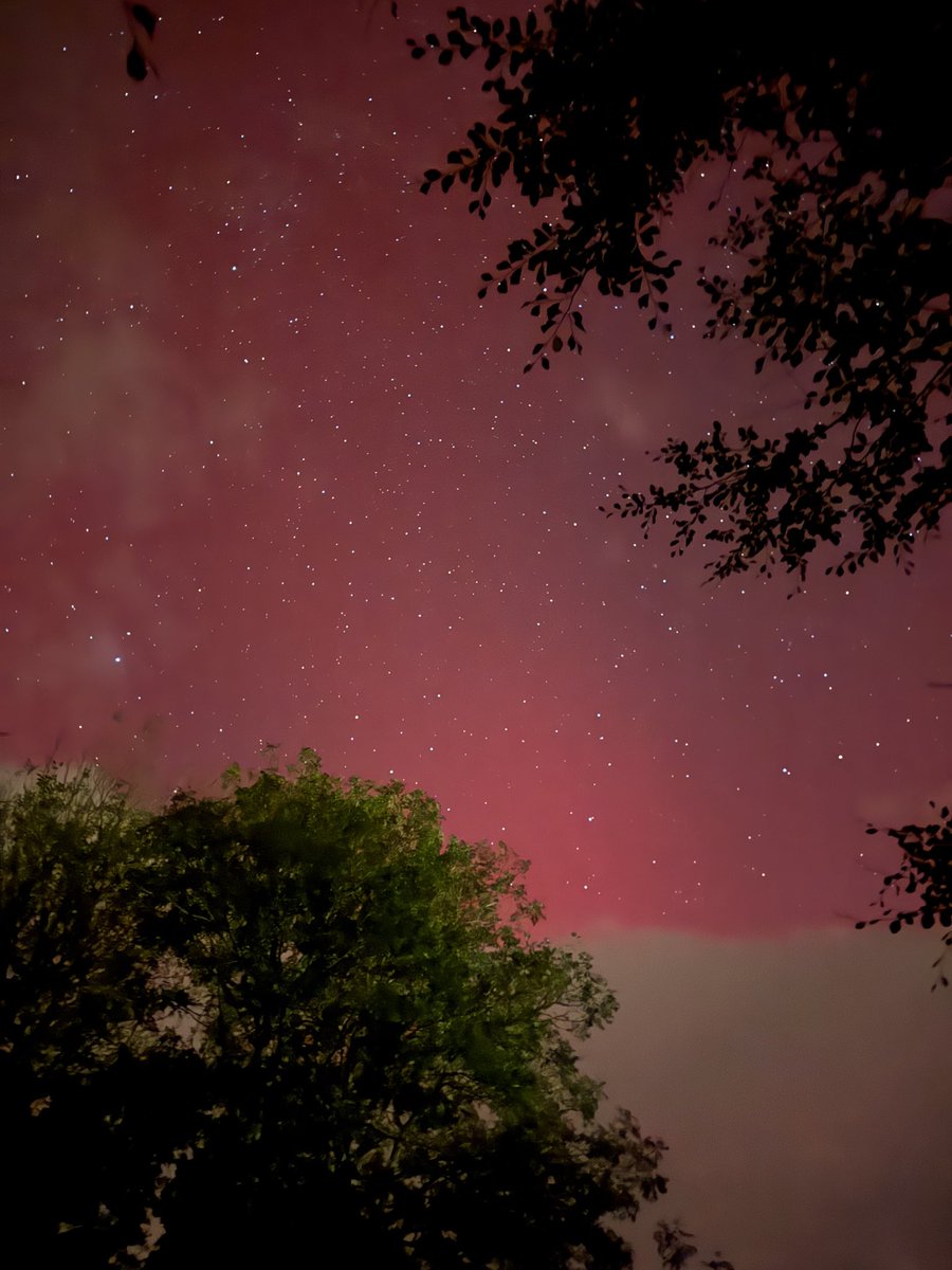 FraggezT's tweet photo. @aurorawatchuk #northernlights #Cornwall #Liskeard #CaradonMast @BBCSpotlight @BBCNews https://t.co/Ujyn7ypw5Z