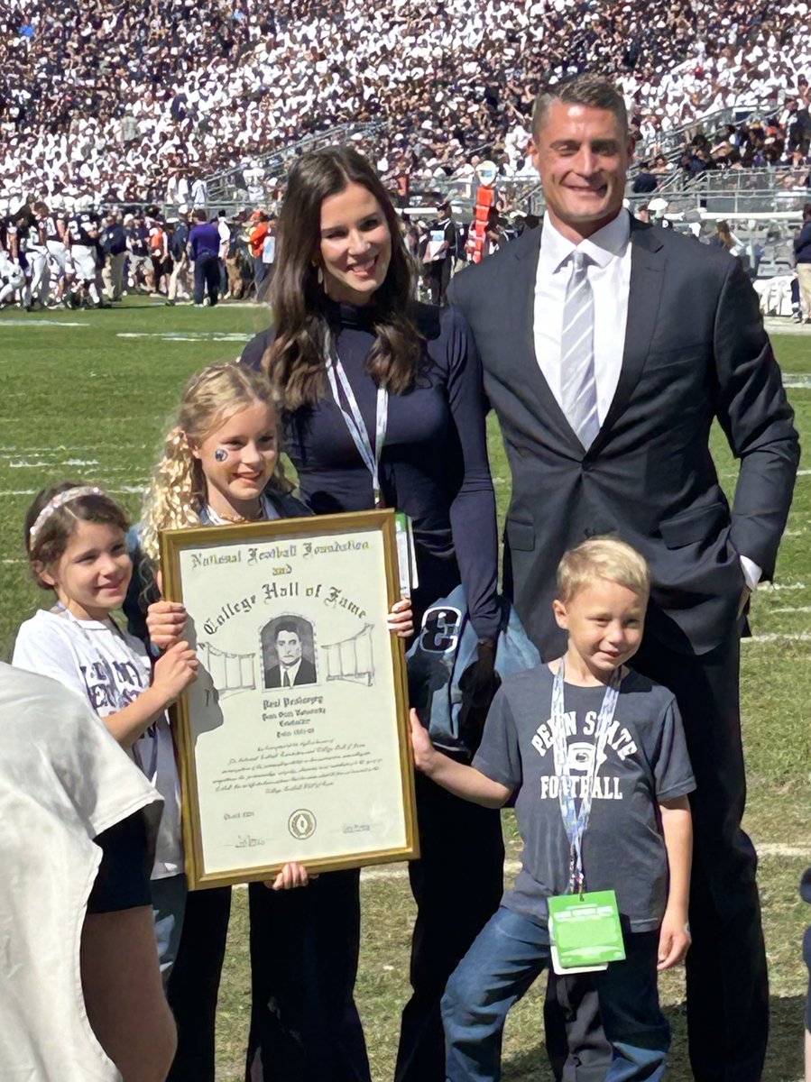 AcademicsTKPSF's tweet photo. Paul Posluszny 1 of the best to wear the Blue &amp; White will be inducted into the College Football Hall of Fame. Great to have him &amp; his family back on campus. #weare #PennStateFootball https://t.co/eXMZJ432Di