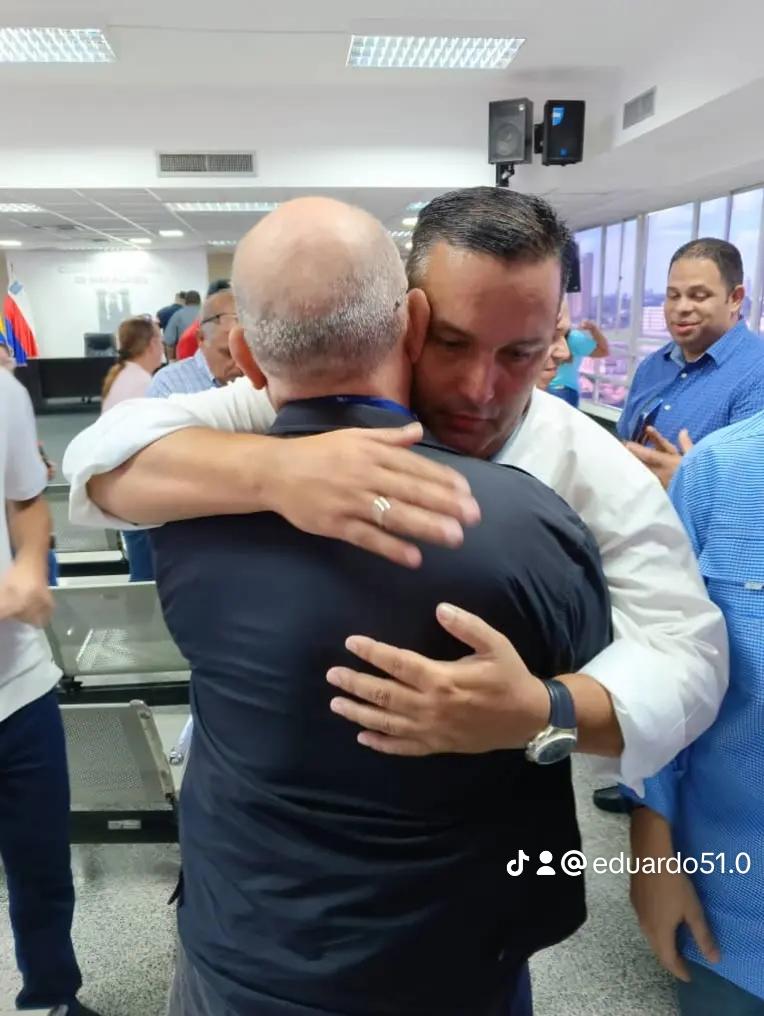 LabradorEduardo's tweet image. Hoy Zulia Humana estuvo presente en la sesion de la Cámara Municipal del municipio Maracaibo, donde se   aprobó por la mayoría de los  concejales la designación como Alcalde encargado Adrián Romero. En estos tiempos desafiantes, quiero expresar mi firme apoyo y confianza.