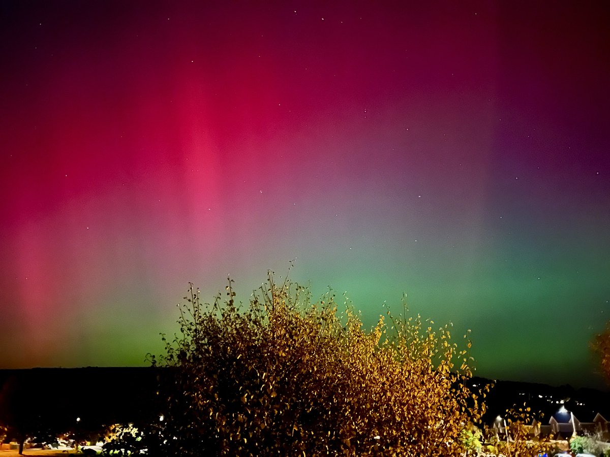RichySpeedbird's tweet photo. Now that’s something you don’t see everyday. Incredible to see the Aurora over Cork in southern Ireland tonight! https://t.co/VqDBMg1ENI