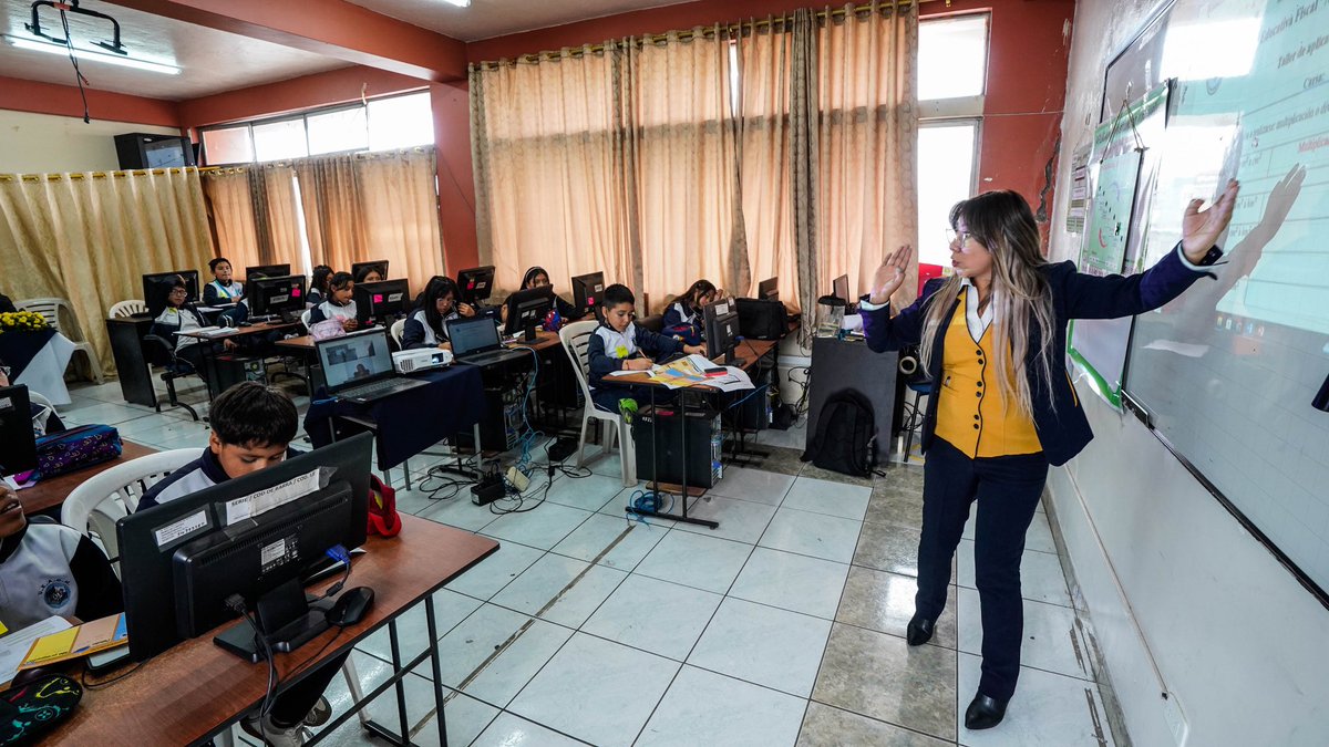 [QUITO] El ministro (s) <a href="/pepejos66/">José Flores Jácome</a> verificó cómo se desarrolla la Fase de Evaluación Práctica, que corresponde al Concurso de Méritos y Oposición para el ingreso de docentes en las especialidades de Segundo a Séptimo de Educación General Básica y Educación Inicial, en la Unidad