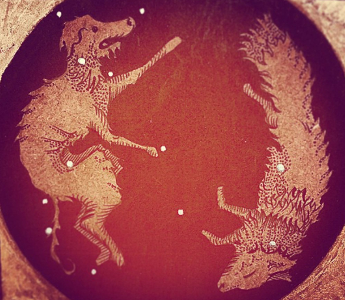DeAraujoAndre's tweet photo. Como essa caçada não pode continuar na Terra, Zeus transforma as duas criaturas em constelações para que essa caçada eterna possa continuar no céu. E assim são criadas as constelações de Cão Maior (Laelaps) e Cão Menor (Raposa Teumesiana). https://t.co/yxsH3A8Eax