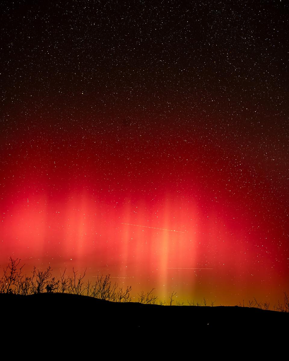 ColoMtnCollege's tweet photo. Heads up, Colorado! 👀 💫 Thanks to a geomagnetic storm, the #NorthernLights could be visible tonight! Earlier this week, CMC student Kirby Welch caught an amazing shot of the aurora borealis lighting up the skies over #CMCSpringValley campus. #GlenwoodSprings
📷: Kirby Welch https://t.co/O6hbfEfHDG