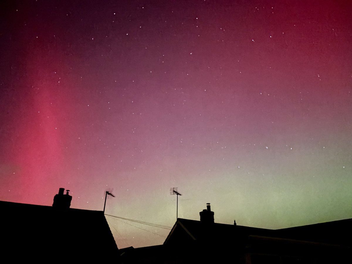 72Chip's tweet image. Another chance to see the #northernlights in the skies over our West Norfolk garden tonight. Never tire of seeing this. #aurora #Auroraborealis #KingsLynn