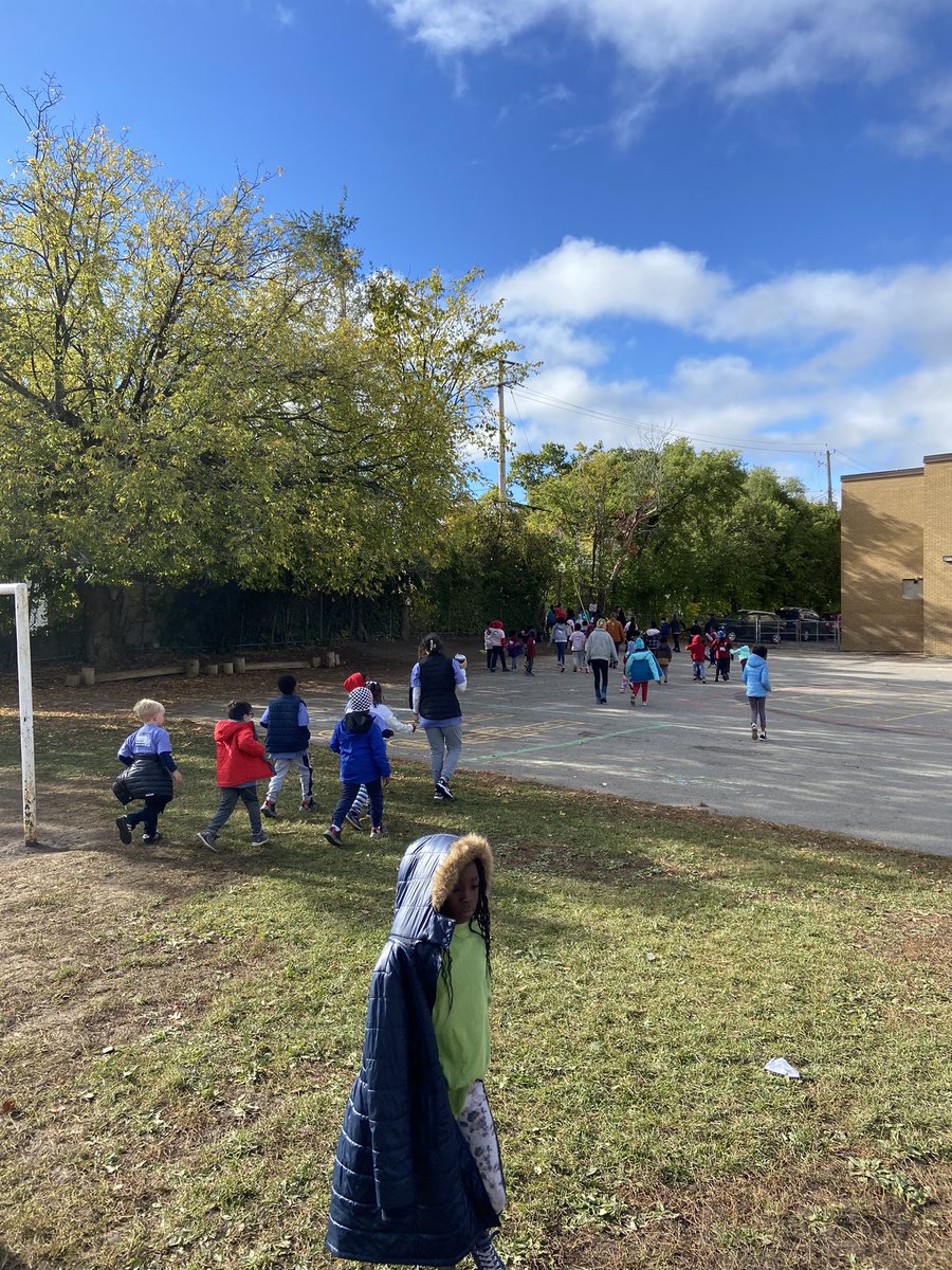 MsSTeacher1's tweet image. What an amazing time! Thank you @StElizabethOCSB for all your donations, walking/running/rolling and smiles today! We had a great Terry Fox event!