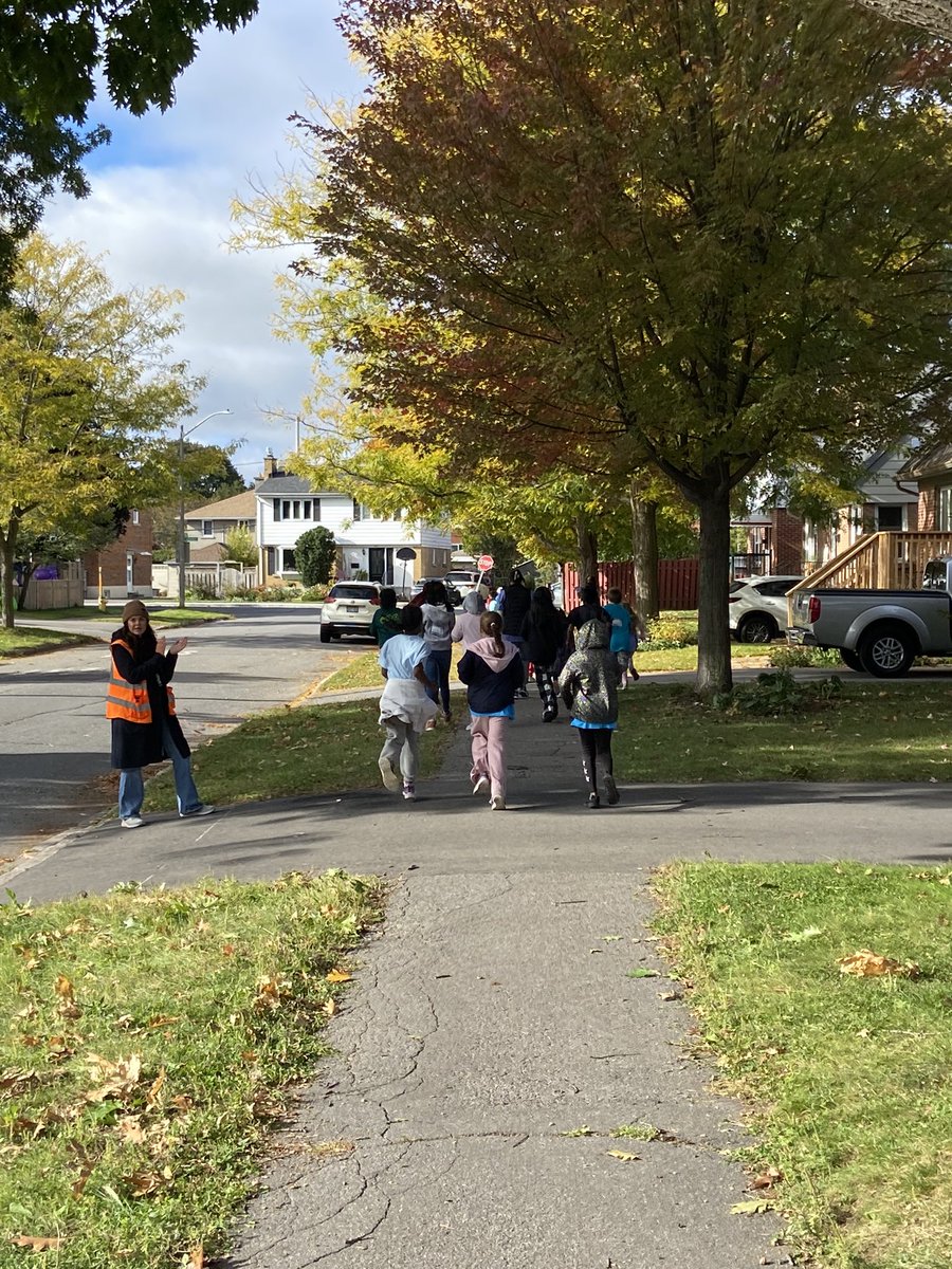 MsSTeacher1's tweet image. What an amazing time! Thank you @StElizabethOCSB for all your donations, walking/running/rolling and smiles today! We had a great Terry Fox event!