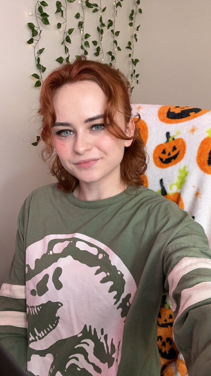 SilvyrArrow's tweet photo. Wearing my Jurassic Park shirt to play the game where you can be a PINK DINOSAUR @AmberIsleGame 

https://t.co/6EAZeTzy35 https://t.co/fsLD2mWR4P