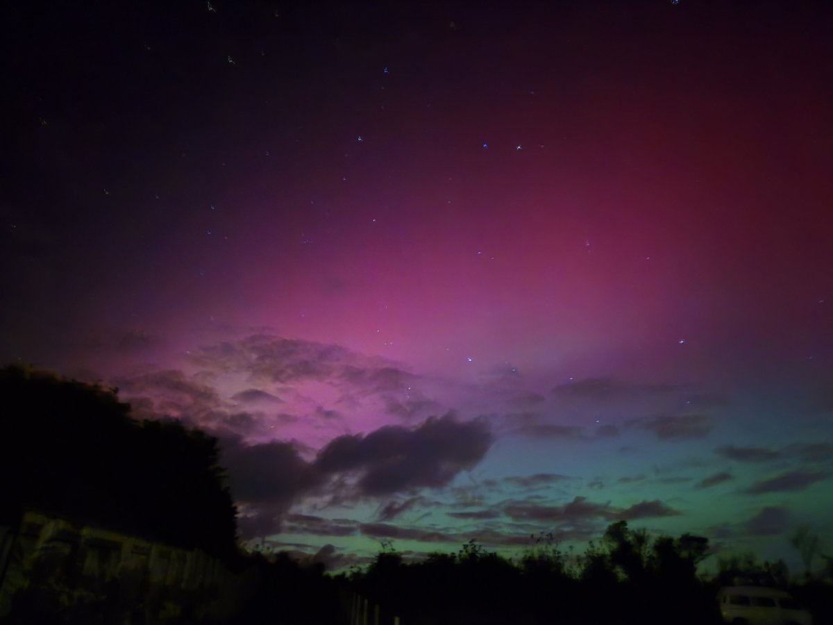 Coggintheworks's tweet photo. @BBCDevon Gorgeous aurora here in Buckland Brewer, Devon this evening! #aurora #Devon https://t.co/a7yX1MVhGn