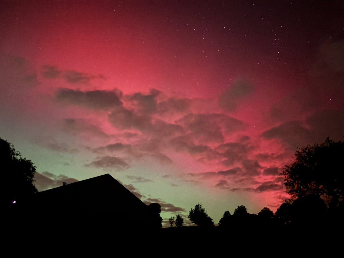 cotswoldpark's tweet photo. Beautiful showing of the northern lights tonight in the #Cotswolds @BBCGlos #northernlights Missed them last time - so happy to see this time round. https://t.co/8iTlUtN6qQ