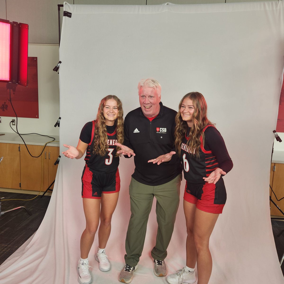 CSB_Athletics's tweet image. Deja Vu!!! Hey Bennies! Day 3 of Media Day at @CSB_Athletics was packed with positive energy. Here is @CSBBasketball rocking.  The event included posed hype shots, team and class photos, head shots and a press conference. It was #Bennies fun!

#BenniePride