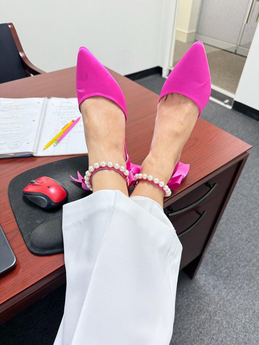 KukanaAna's tweet photo. Hello 👋 Thursday😍 It’s one of my most productive days, and I plan to have a good one and hope the same for you guys!
#thursday #work #whiteoutfit #white #morning #productive #pinkshoes #day #sun #style #whitestyle #chic #monochromatic https://t.co/Lby8s3LsVC