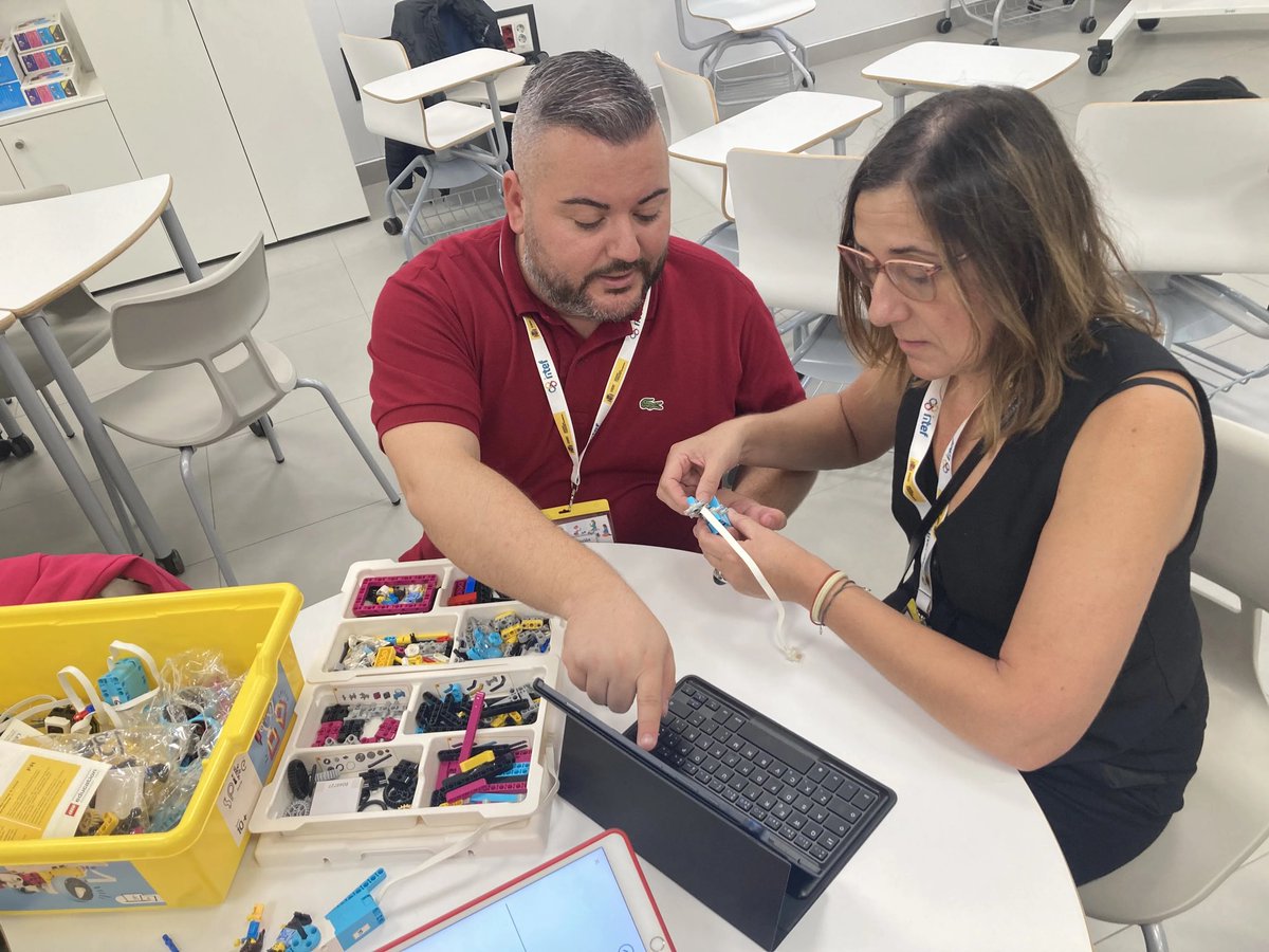 jcgm85's tweet photo. 🤖 Curso “Robótica para la promoción del aprendizaje activo”. 

Mi agradecimiento inmenso a @arcipreste2009, cuyo enfoque único y pasión han sido inspiradores.

Tres días en @educaINTEF rodeado de compañer@s 🔝❤️

¡Gracias! https://t.co/XITOfdt7sQ