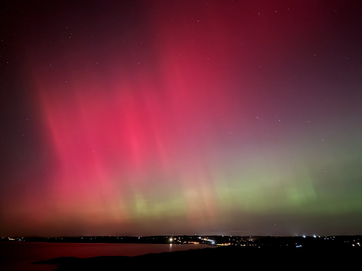 NiallHurley13's tweet photo. Aurora Borealis from the Old Head, Cork. #Auroraborealis #Ireland #northernlights https://t.co/68KxyQLaLH