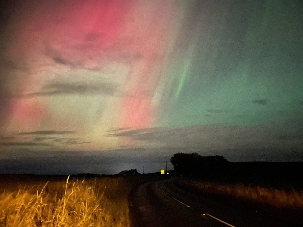 Andy_Pandyyyy's tweet photo. Managed to capture these tonight! https://t.co/t76IarMb0c