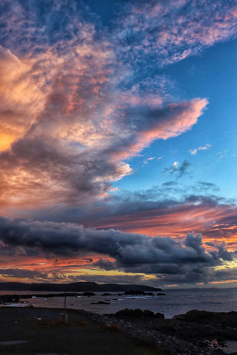 Pretty cool sky this evening.

Bonavista, NL 

#ShareYourWeather