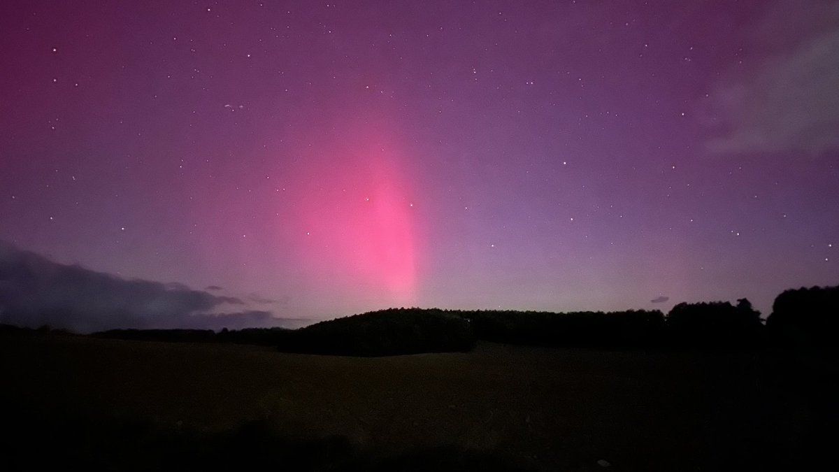 NicoArmd's tweet photo. En direct depuis le nord de Dijon
#Auroraborealis #AuroresBoréales https://t.co/D4h8M6mKLo