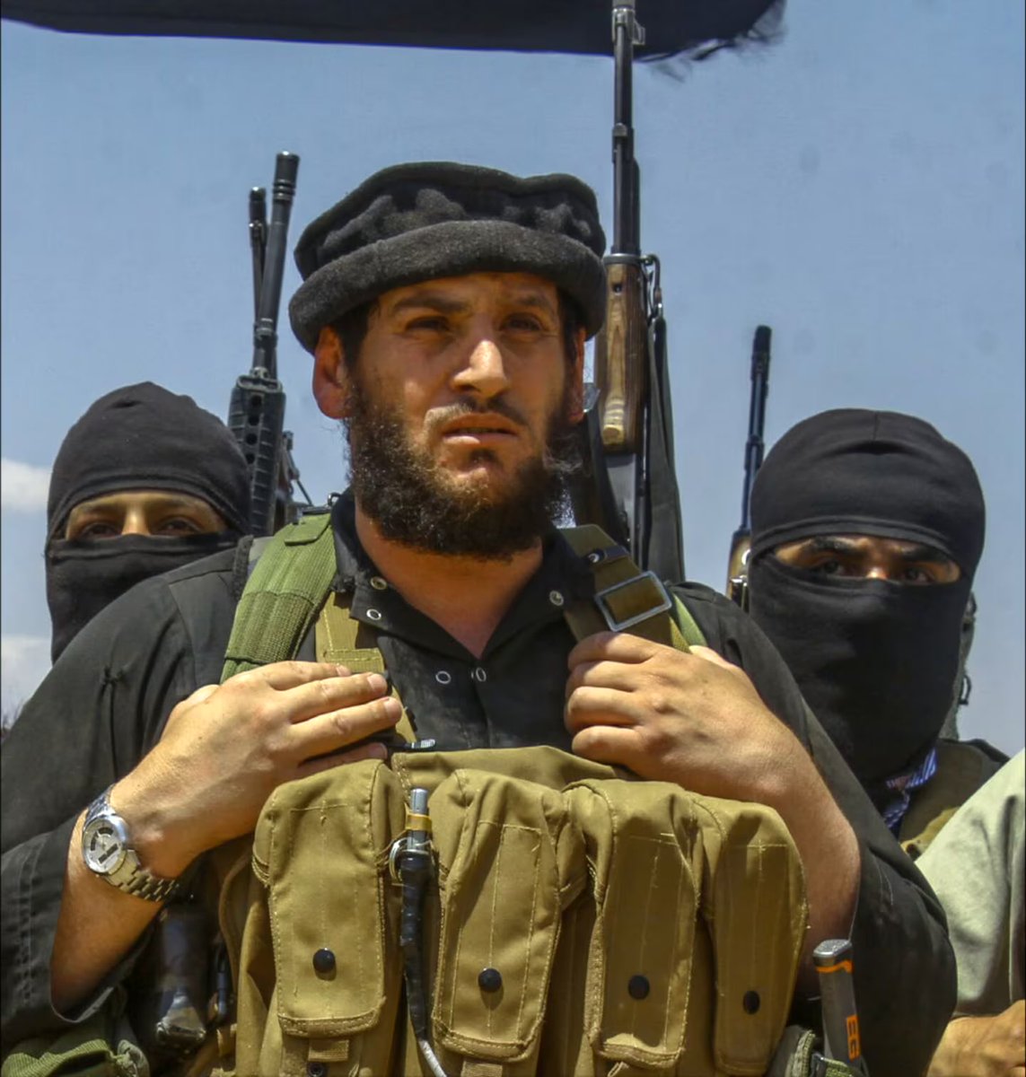 AtTayfaMansoura's tweet photo. À titre d’information Ahmed Musa Jibril est un khariji notoire et adepte de Daesh.

Dans l’extrait ci-dessous, vous le verrez faire l’éloge de Al-Adnani en le nommant de "Cheikh". 

Pour les personnes qui ne connaissent pas Al-Adnani, il était le porte-parole officiel de Daesh. Il a également été décrit comme étant le chef des opérations et c’était le deuxième leader de l’organisation terroriste après Abu Bakr al-Baghdadi.

Je tiens donc à vous mettre en garde contre ce compte qui a osé partager ce Ahmad Musa Jibril tout en ayant la connaissance de ses égarements, mais étant donné qu’il est sur la même longueur d’onde que cet individu, ça ne lui pose aucun problème de le partager.

Bientôt, qui sait, peut-être qu’il nous partagera une vidéo de Ben Laden et qu’il viendra vous dire pour se défendre de l’avoir partagé :

« On prend la vérité de tout le monde ! »

Maintenant, ce qui est vraiment triste, c’est que beaucoup de personnes, de par leur ignorance, se permettent d’écouter et de liker des vidéos d’individus qu’ils ne connaissent pas et ceci est en opposition avec la religion d’Allāh.

Faire preuve de laxisme en regardant tout et prêtant l'oreille à n'importe qui concernant la religion d'Allāh est une erreur dont les conséquences peuvent être très lourdes.

Les pieux prédécesseurs craignaient pour leur religion, ils ne se mettaient pas en danger car ils avaient connaissance que le cœur est faible, qu’une ambiguïté peut vite y rentrer et difficilement en sortir.

Comment se fait-il que des personnes à l’heure d’aujourd’hui n’arrivent pas aux chevilles de ces hommes, mais se permettent d’écouter tout et n’importe quoi ? 

Muslim Ibn Yasār m.100H – qu'Allāh lui fasse miséricorde – a dit :

« Ne laisse pas à un adepte de l’innovation l’opportunité de glisser ses paroles dans tes oreilles, de crainte qu’il n’y fasse entrer ce que tu ne serais plus en mesure de faire sortir de ton cœur par la suite. »

📚Al-Ibāna p.148

Ma'mar a dit :

« Ibn Tāwus [m.132H] était assis. Un homme d'entre les mu'tazilites vint alors et se mit à parler. 

Alors, Ibn Tāwus introduisit ses doigts dans ses oreilles et dit à son fils :

"Ô fiston, entre tes doigts dans tes oreilles fortement ! N'écoute rien de ce qu'il dit." »

Ma'mar a dit : 

« C'est-à-dire que le cœur est faible. »

📚Al-Lālakā'ī dans Charh Usūl Al-'Itiqād n°248, p.135-134

Muhammad Ibn Sīrīn m.110H – qu’Allāh lui fasse miséricorde – a dit : 

« Certes, cette science est une religion, regardez donc de qui vous prenez votre religion. »

📚Sahīh Muslim (Introduction) p.24

L’Imām Mālik m.179H – qu’Allāh lui fasse miséricorde – a dit :

« Cette science est ta chaire et ton sang, et sur ceci tu seras questionné le jour de la résurrection, donc vérifie chez qui tu la prends. »

📚Al-Muhaddith Al-Fāsil de l’Imām Al-Hasān Bin 'Abd Ar-Rahmān Ar-Ramāhurmazī p.416, n°444

On doit faire très très attention les frères. Ne prenez pas cette affaire à la légère. Beaucoup de gens se sont égarés aujourd’hui. Quelle est la raison ? Le fait d’écouter des égarés. 

Quand donc allons-nous apprendre ?!