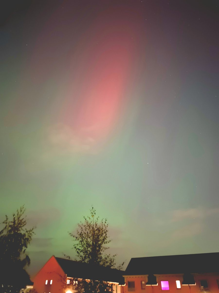 harshadvj's tweet photo. @BBCWthrWatchers @bbcweather @aurorawatchuk @BBCNews
@GlasgowWEToday
 Just seeing this phenomenal aurora from my living room window in middle of Glasgow. https://t.co/THphPFJ2d6