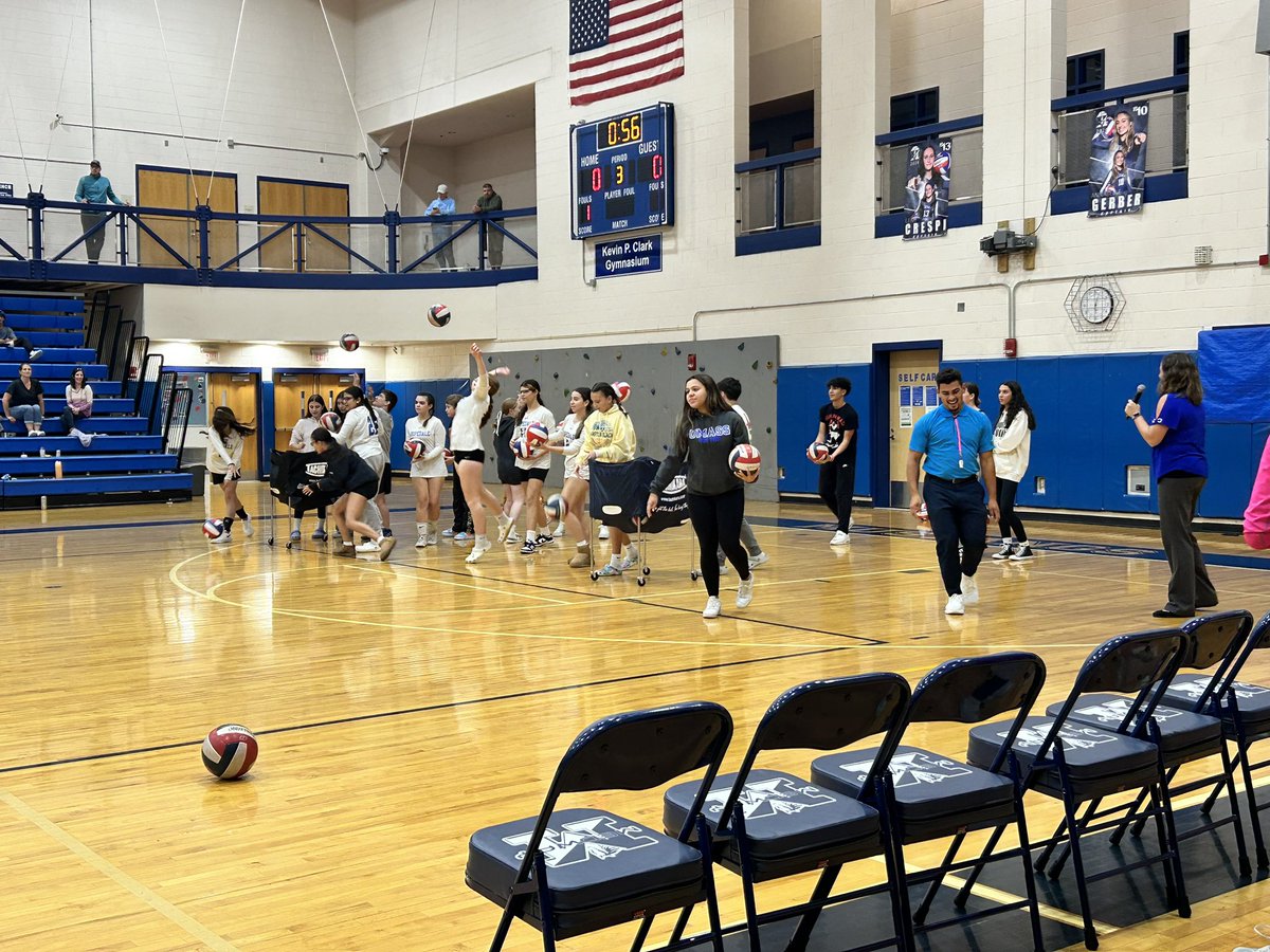 MsMerrihewEdu's tweet photo. And we are tied up!! (1-1)
MHS - 25
HHS - 23

We even had a fan make a successful volley for our team timeout! More Mustang volleyball players in the making!
@MedwayAthletics @HopedaleSports 
#MustangPride 💙🐴🏐 https://t.co/9d8tOCUfZG