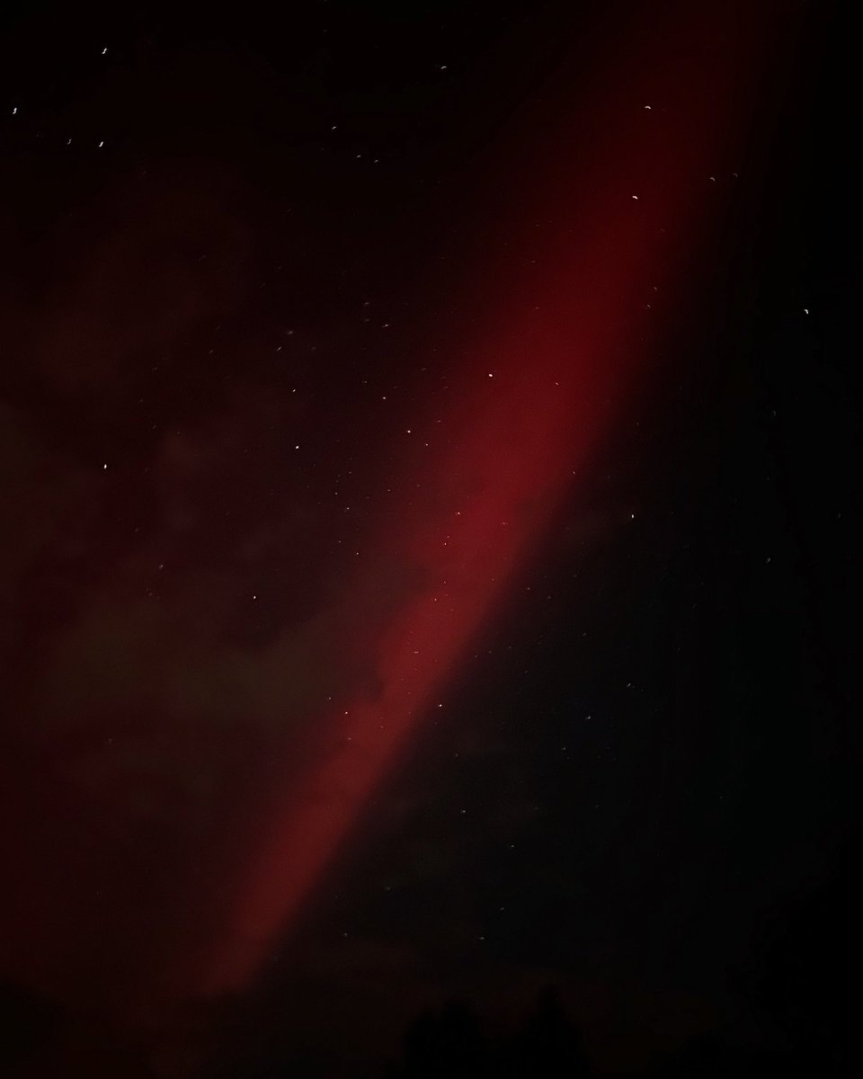 RainbowMouse's tweet photo. They made it down to Land’s End. Clearly visible to the naked eye! 
@aurorawatchuk #northernlights #Auroraborealis #northernlightscornwall https://t.co/PED1nv9d5h