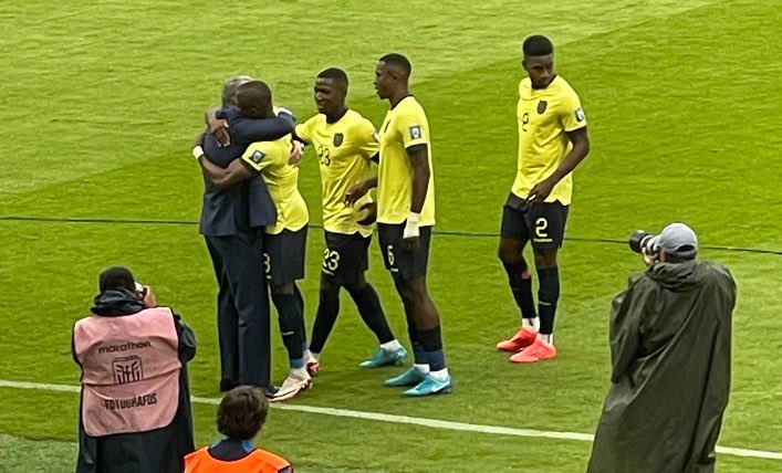 RtpEcuador's tweet image. El exDT de Ecuador, #GustavoAlfaro, fue ovacionado por los hinchas al ingresar al estadio #RodrigoPazDelgado, previo al partido contra #Paraguay. 

El argentino se abrazó con los jugadores de la #Tricolor, en un emotivo momento que fue aplaudido por los fanáticos, reconociendo su…