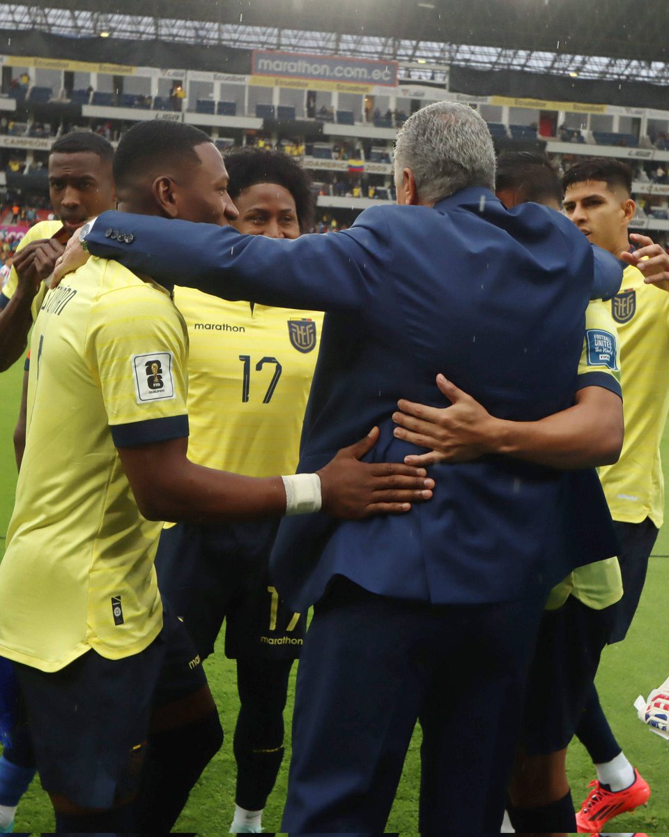 RtpEcuador's tweet image. El exDT de Ecuador, #GustavoAlfaro, fue ovacionado por los hinchas al ingresar al estadio #RodrigoPazDelgado, previo al partido contra #Paraguay. 

El argentino se abrazó con los jugadores de la #Tricolor, en un emotivo momento que fue aplaudido por los fanáticos, reconociendo su…