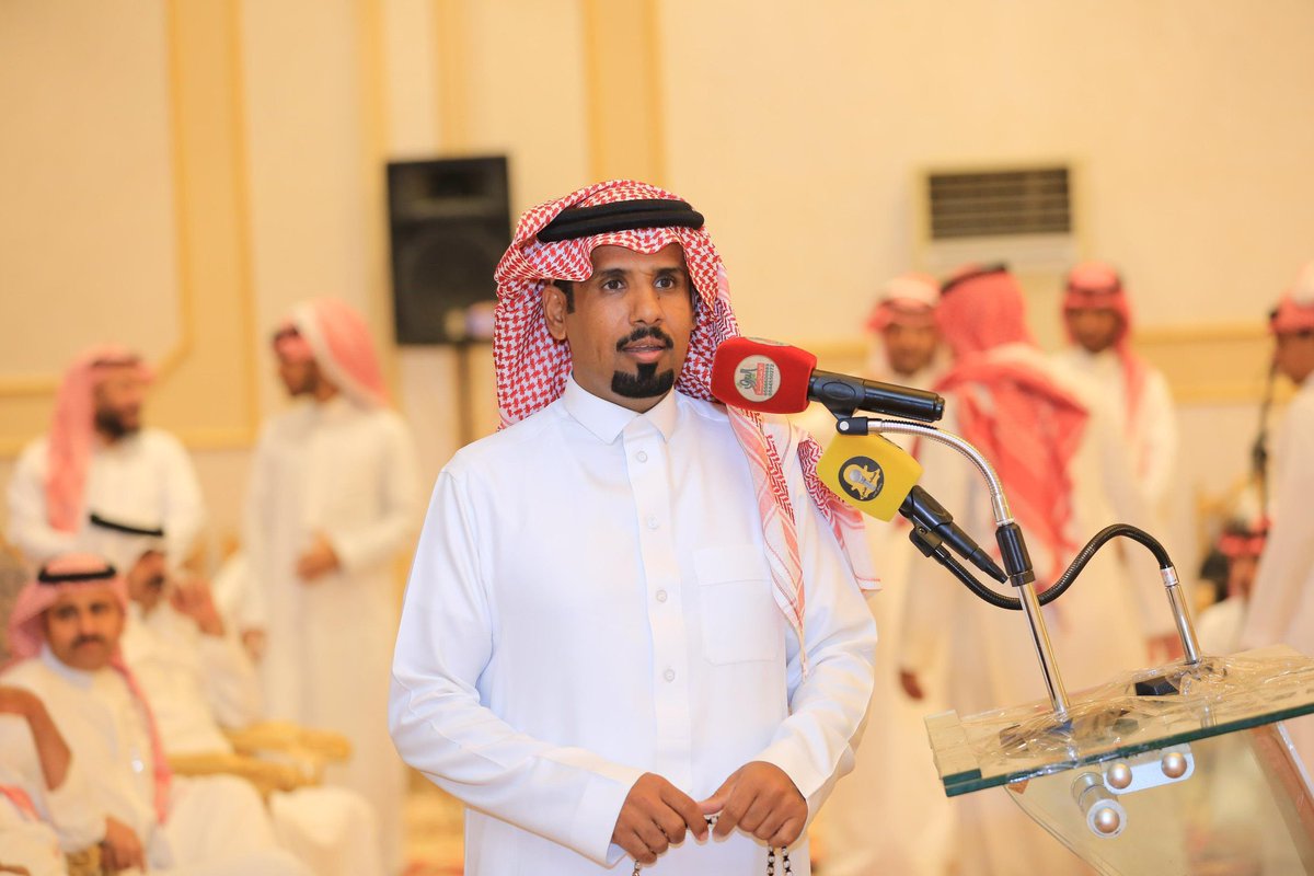 المناكفات الشعرية وقود الإستمرار وشعلة الحراك الإعلامي التي تتوهج بها المحاورة وتنضج بها الأفكار

فالشاعر حمدان العصيمي يصيغها بفكرة ابداعية مع بن مشيط المري ويشبه الوهج الإعلامي للمحاورة بوهج الشمس التي تنضج التمور

لو دايم الجو بارد فالحساء والهفوف
يطوّل التمر ما ندري متى يستوي