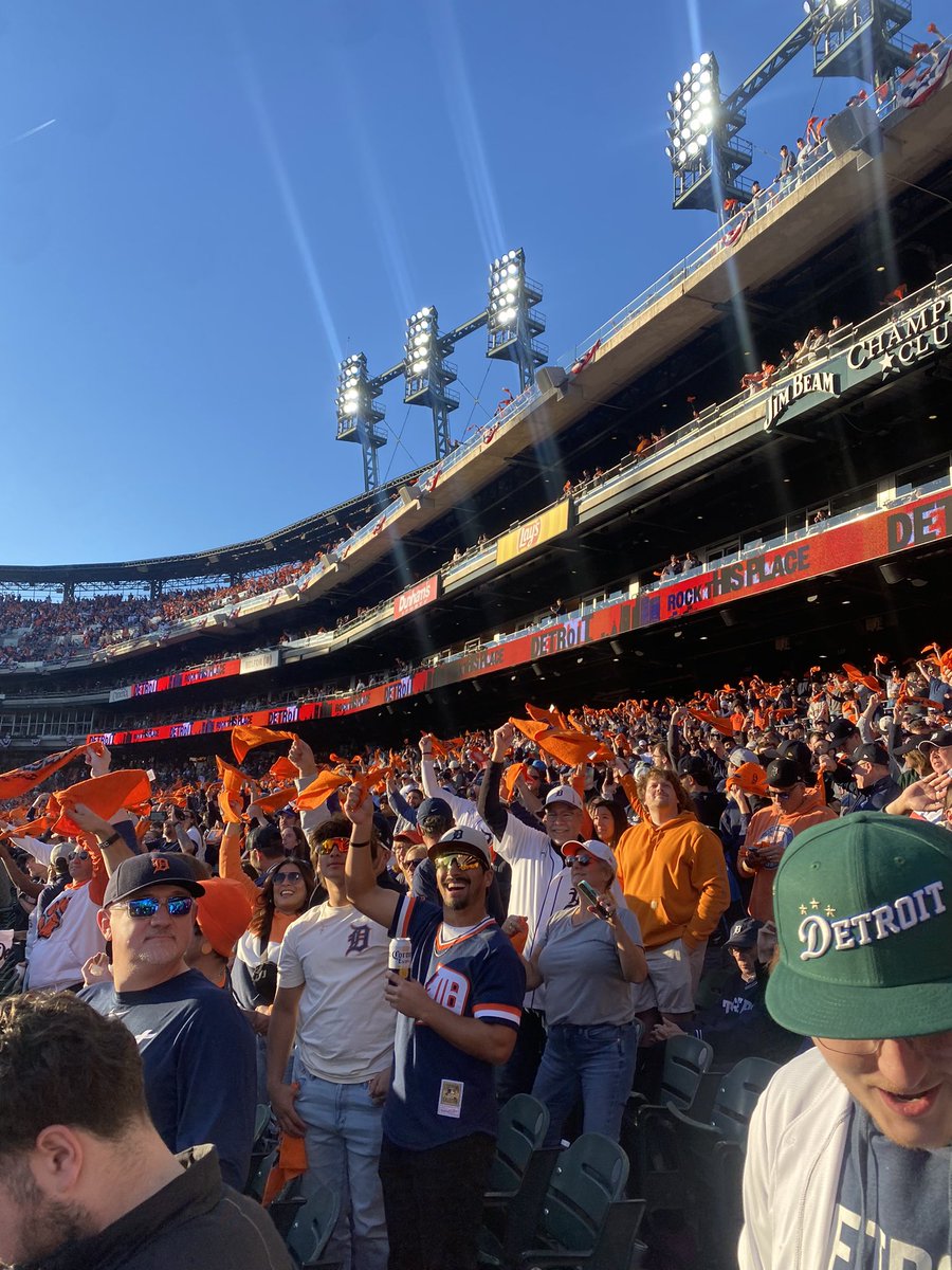 BielinskiMike's tweet photo. The vibes are immaculate #grittykitty #playoffs https://t.co/3jiS1cE55h
