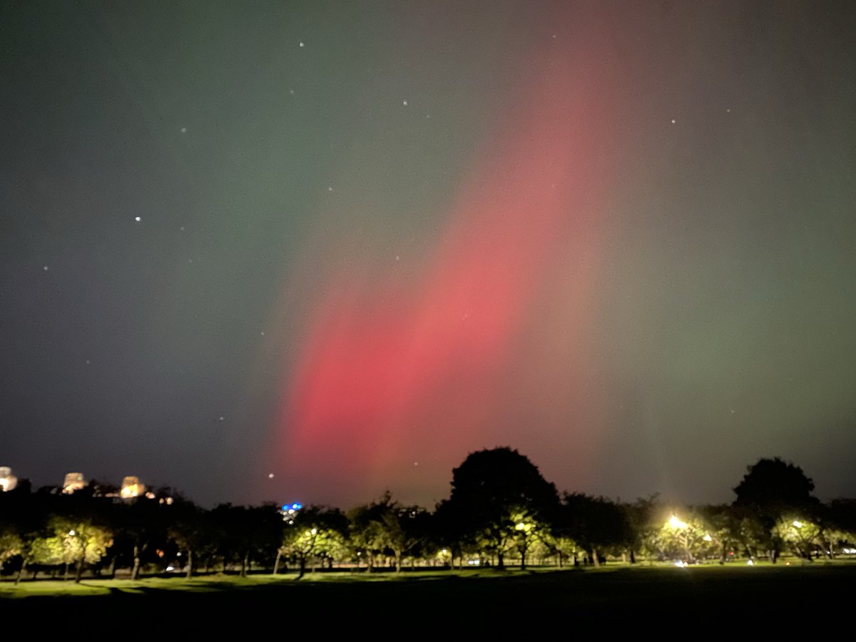 InmaRuiz's tweet photo. Northern Lights in Edinburgh.   #Auroraboreal NorthenLights #Edinburgh https://t.co/8Z4Wi2qZc9