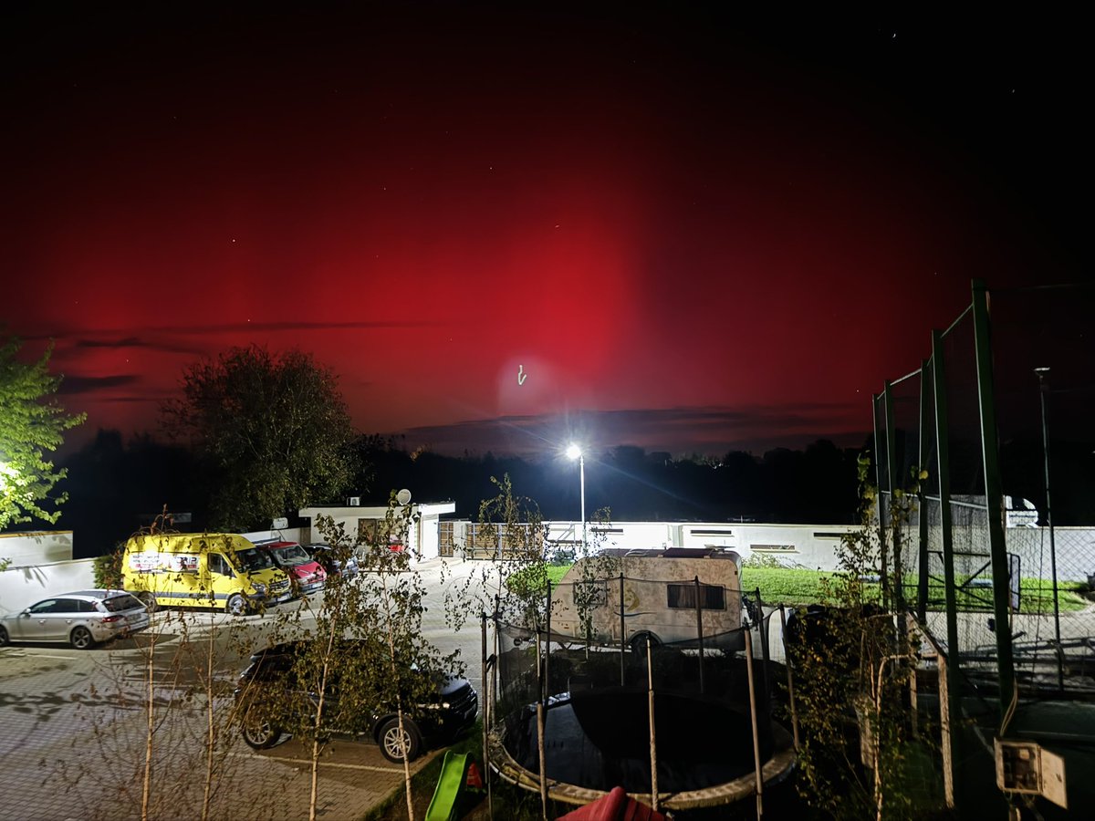Gunzmore's tweet photo. Just a heads up to anyone interested out there.  #TheNorthernLights are visible right now again In #Romania 🇷🇴 Nature is an amazing thing! Even with the light pollution , I’ve finally seen this stunning phenomenon 😍 Thanks to ongoing Solar Storm! 🇷🇴♥️ #TheAuroraBorealis #nature https://t.co/XXlNaFwdte